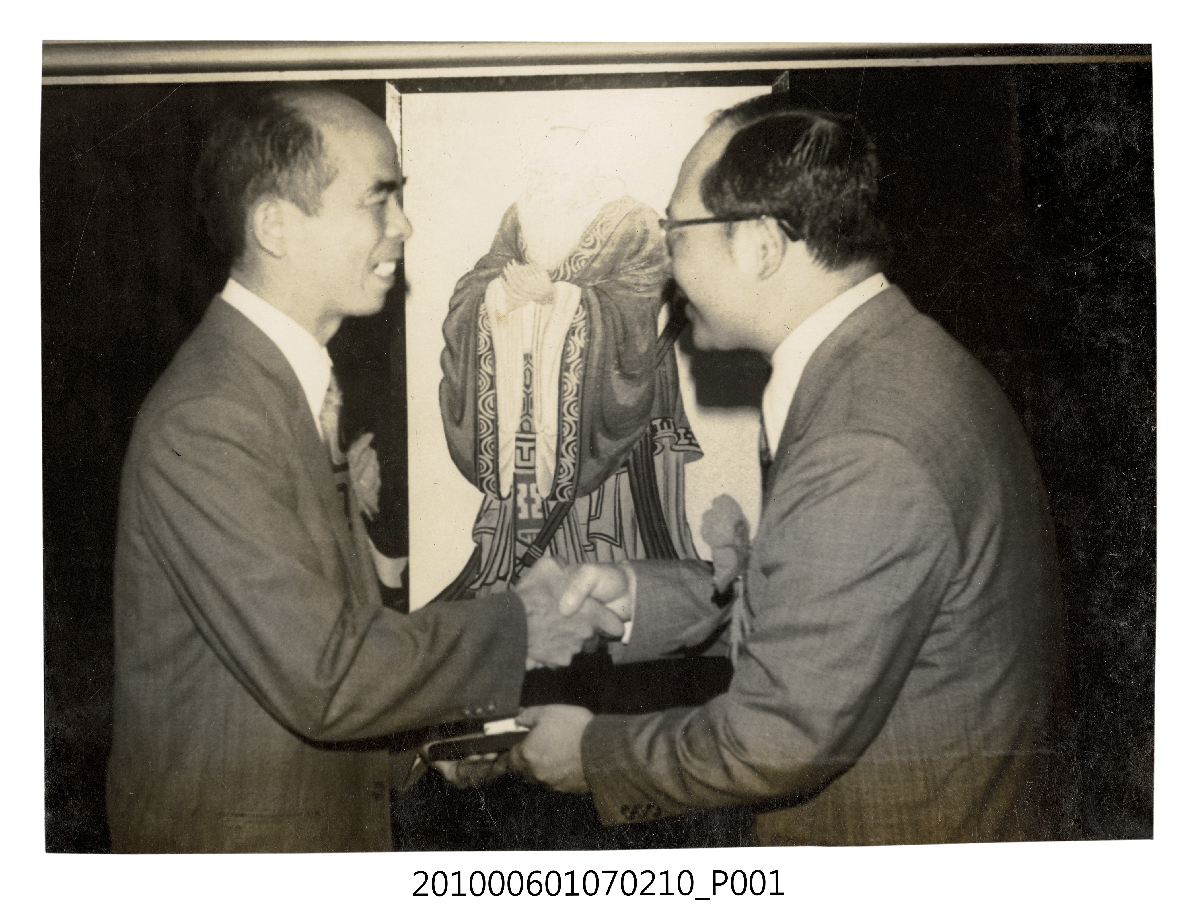 民國62年教師節曹恕受市府教育局表揚剪影2 (共2張)