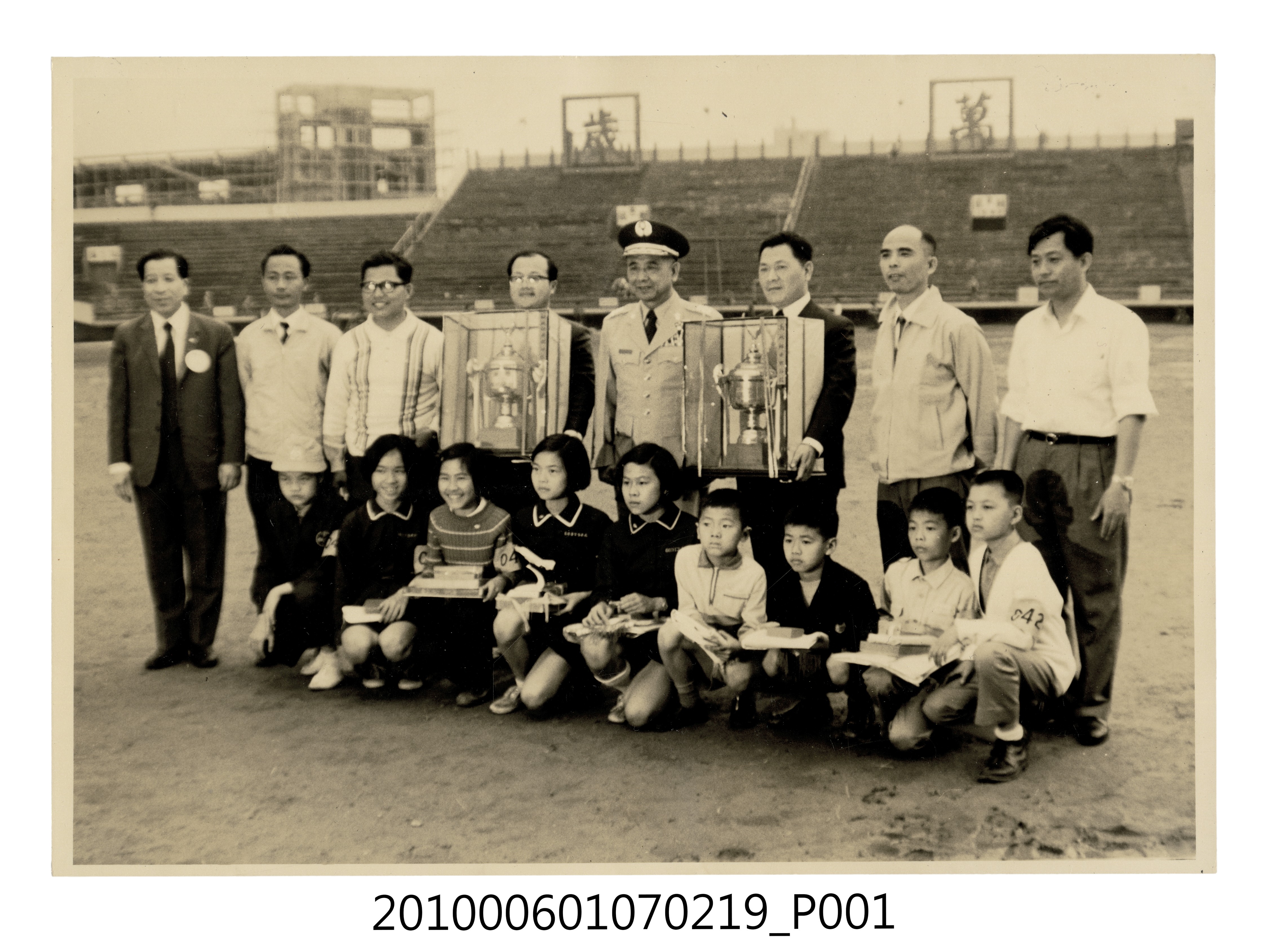 62年4月7~8日臺北市立體育場全國航空模型競賽大會臺北市隊榮獲雙料冠軍紀念照1 (共3張)