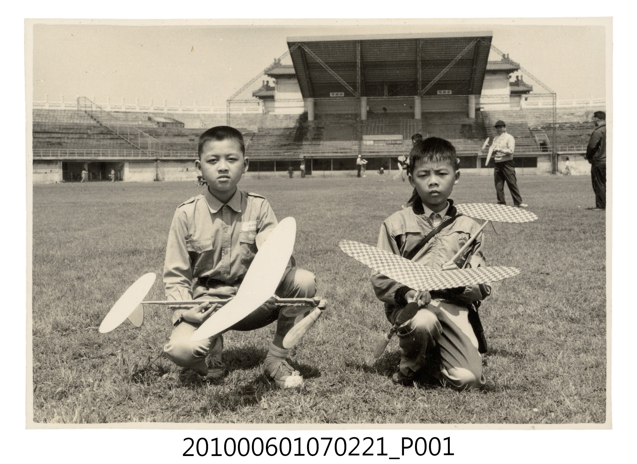 62年4月7~8日臺北市立體育場全國航空模型競賽大會臺北市隊榮獲雙料冠軍紀念照3 (共2張)