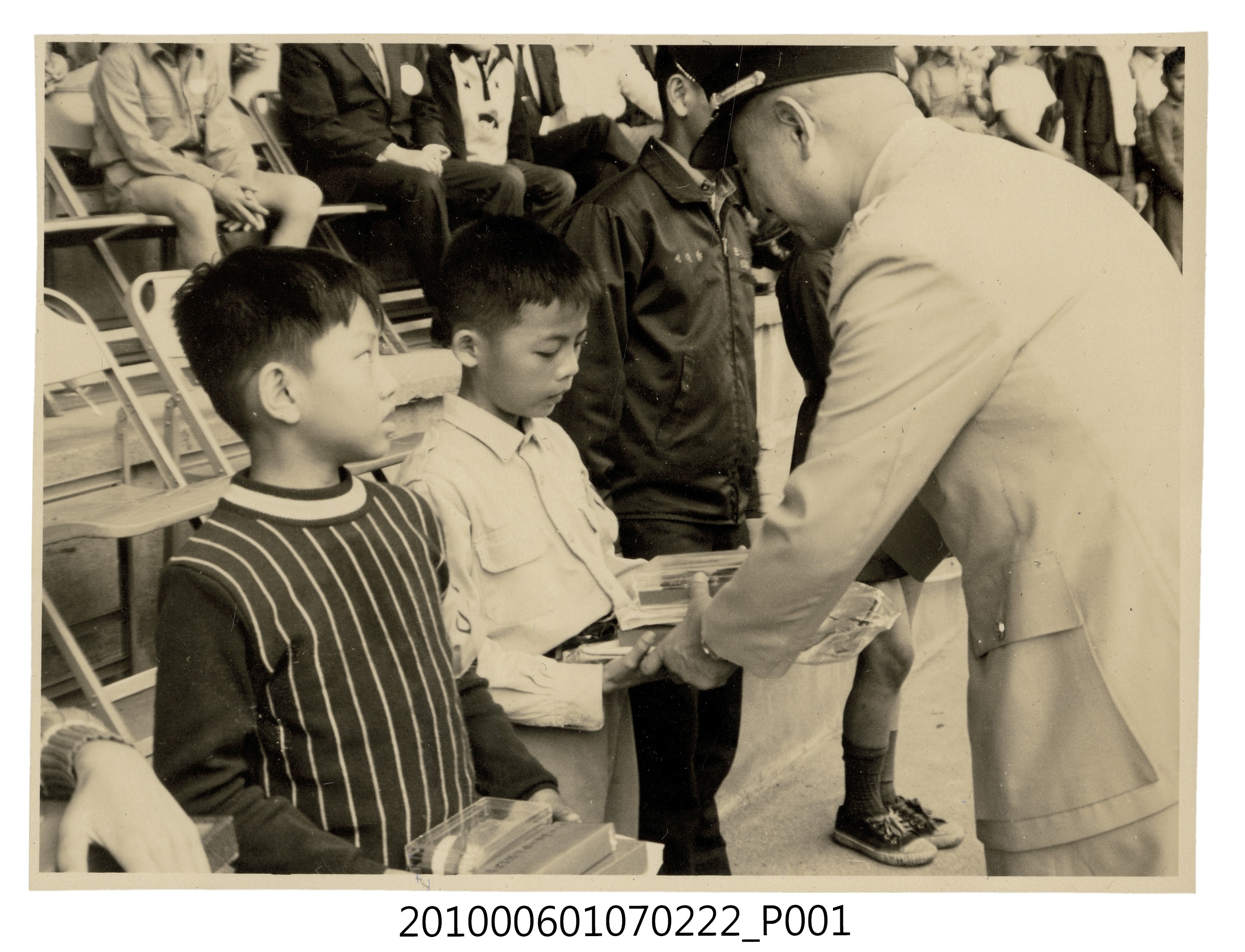 62年4月7~8日臺北市立體育場全國航空模型競賽大會曹恕之子深兒受獎剪影 (共2張)