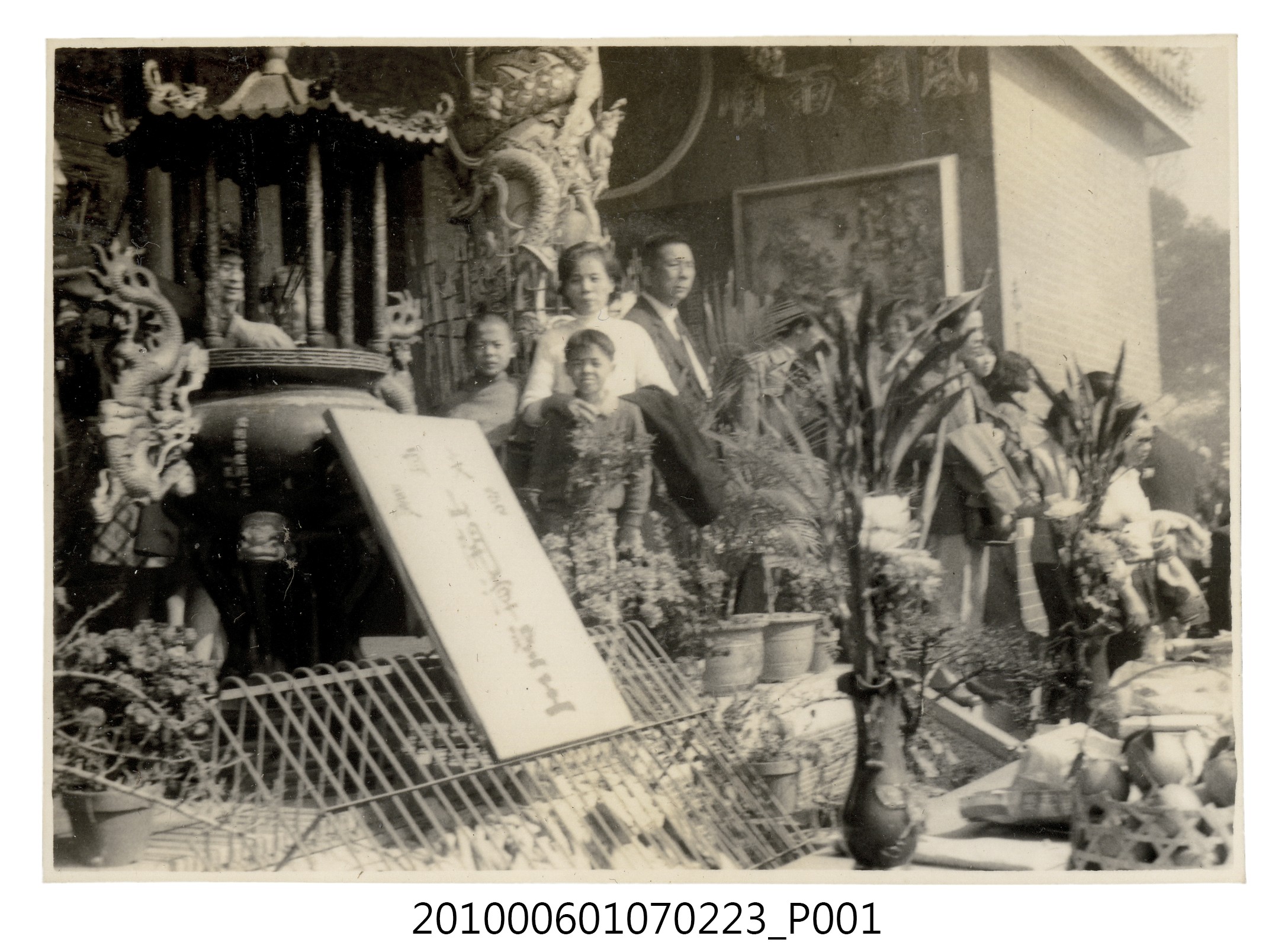 民國63年農曆正月初一全家內湖金龍寺巡禮1 (共2張)