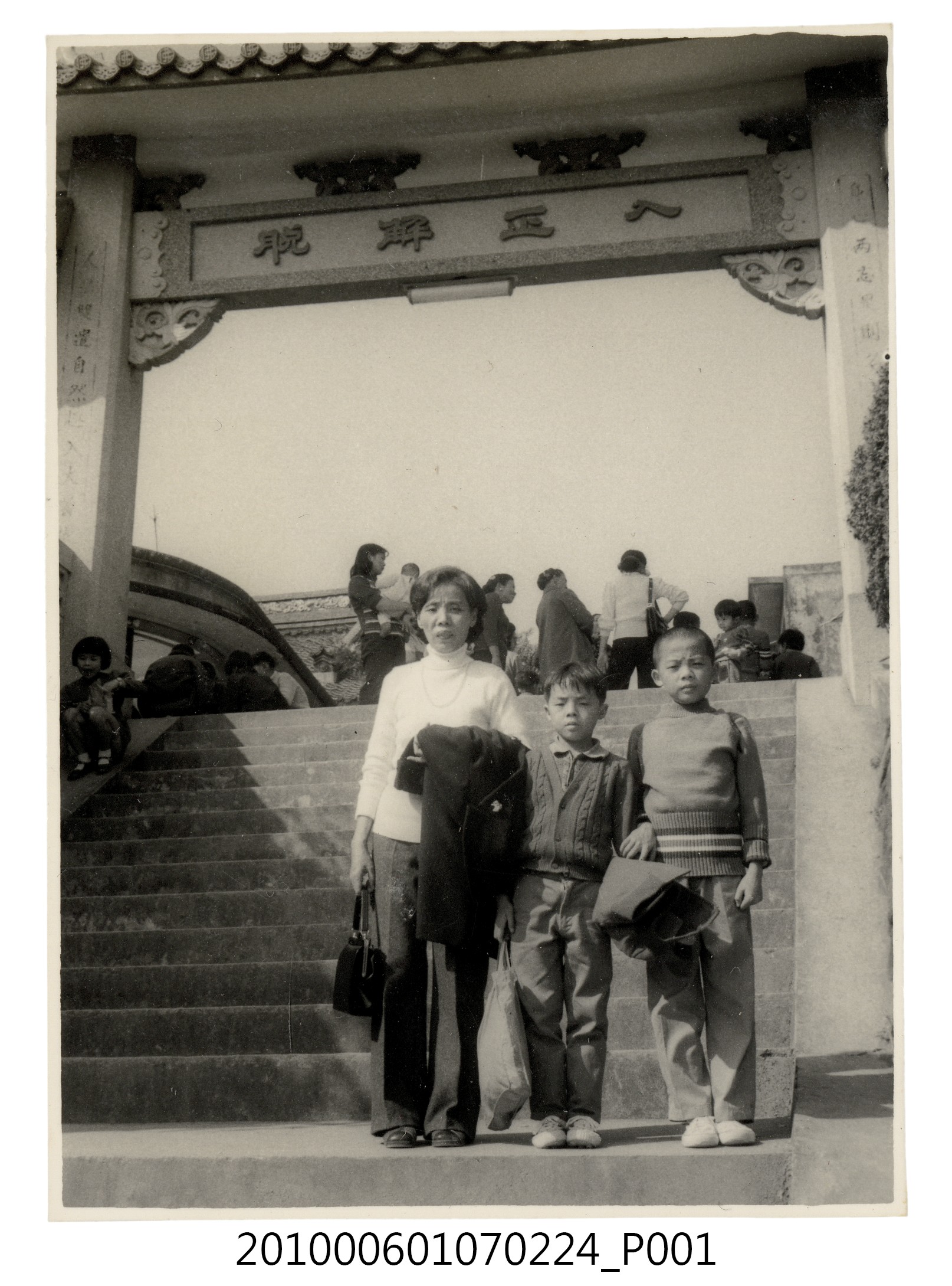 民國63年農曆正月初一全家內湖金龍寺巡禮2 (共2張)