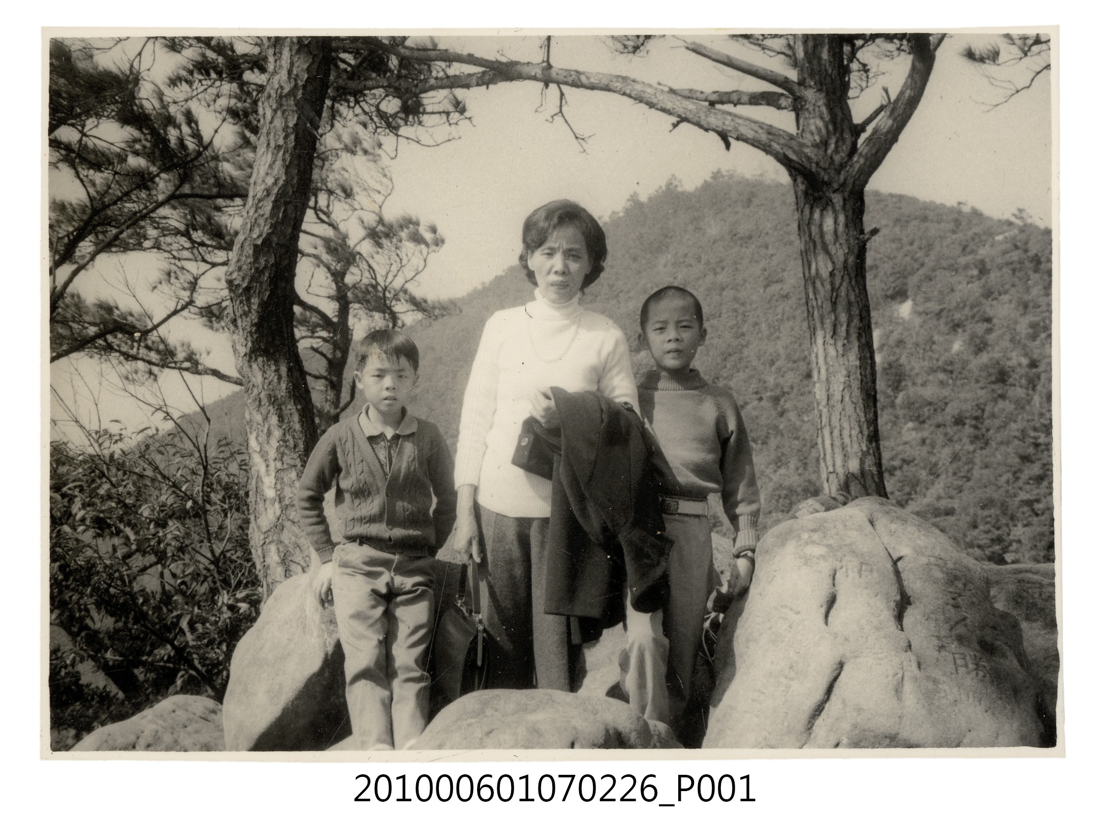 民國63年農曆正月初一全家內湖金龍寺巡禮3 (共2張)