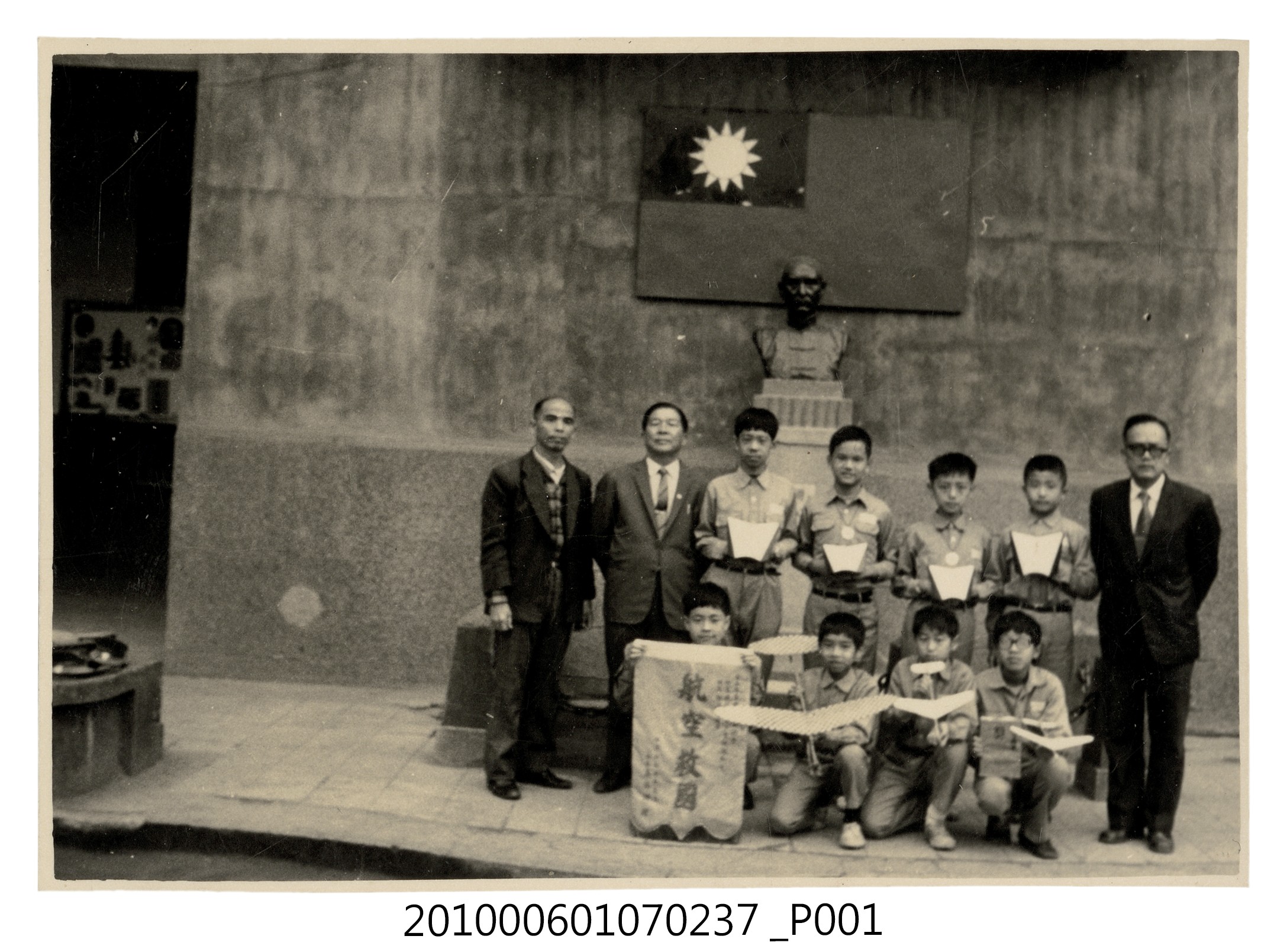 民國63年3月9日臺北市國民小學航空模型飛行競賽大會獲冠亞軍紀念合照 (共2張)
