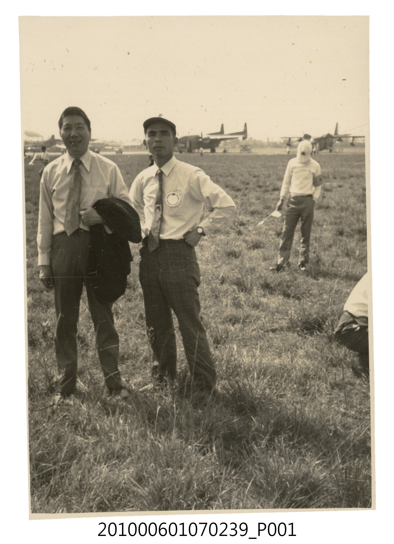 63年3月30~31日63年度全國性航空模型飛行競賽大會曹恕與友人合照 (共2張)