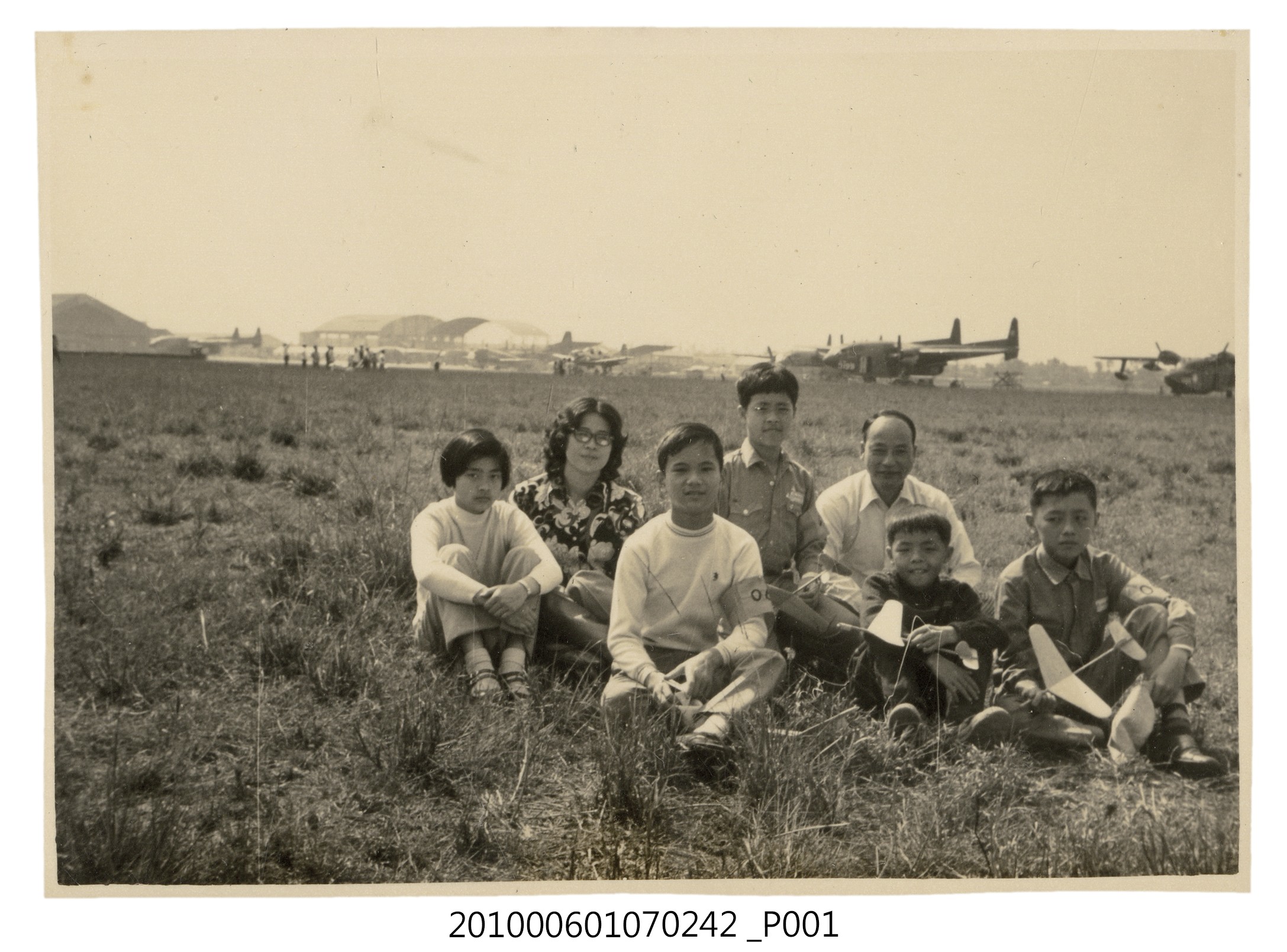63年3月30~31日63年度全國性航空模型飛行競賽大會七人合照 (共3張)