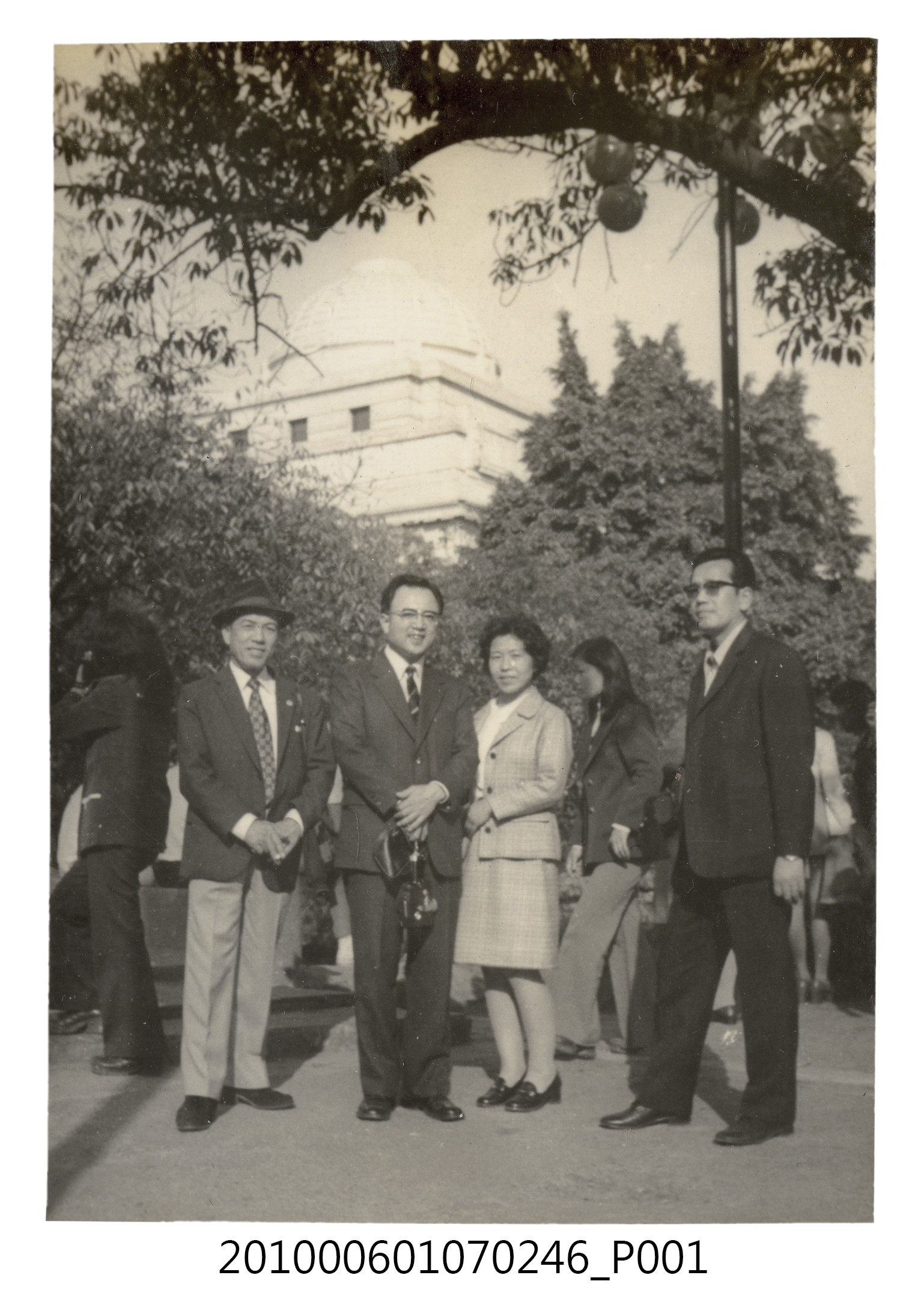 63.2.17唯岡氏兄妹於新公園合照 (共2張)