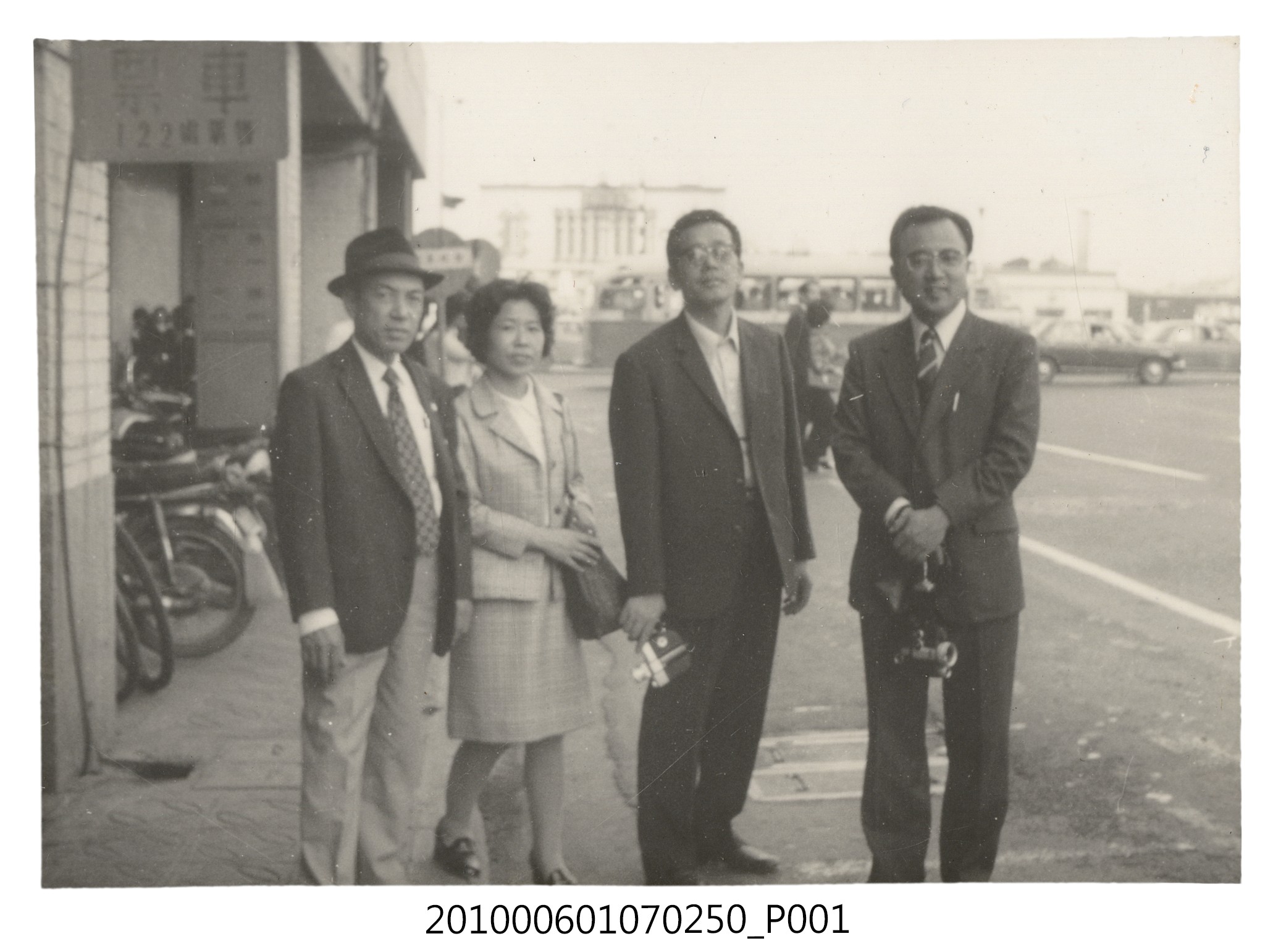 63.2.17唯岡氏兄妹於臺北車站合照 (共2張)