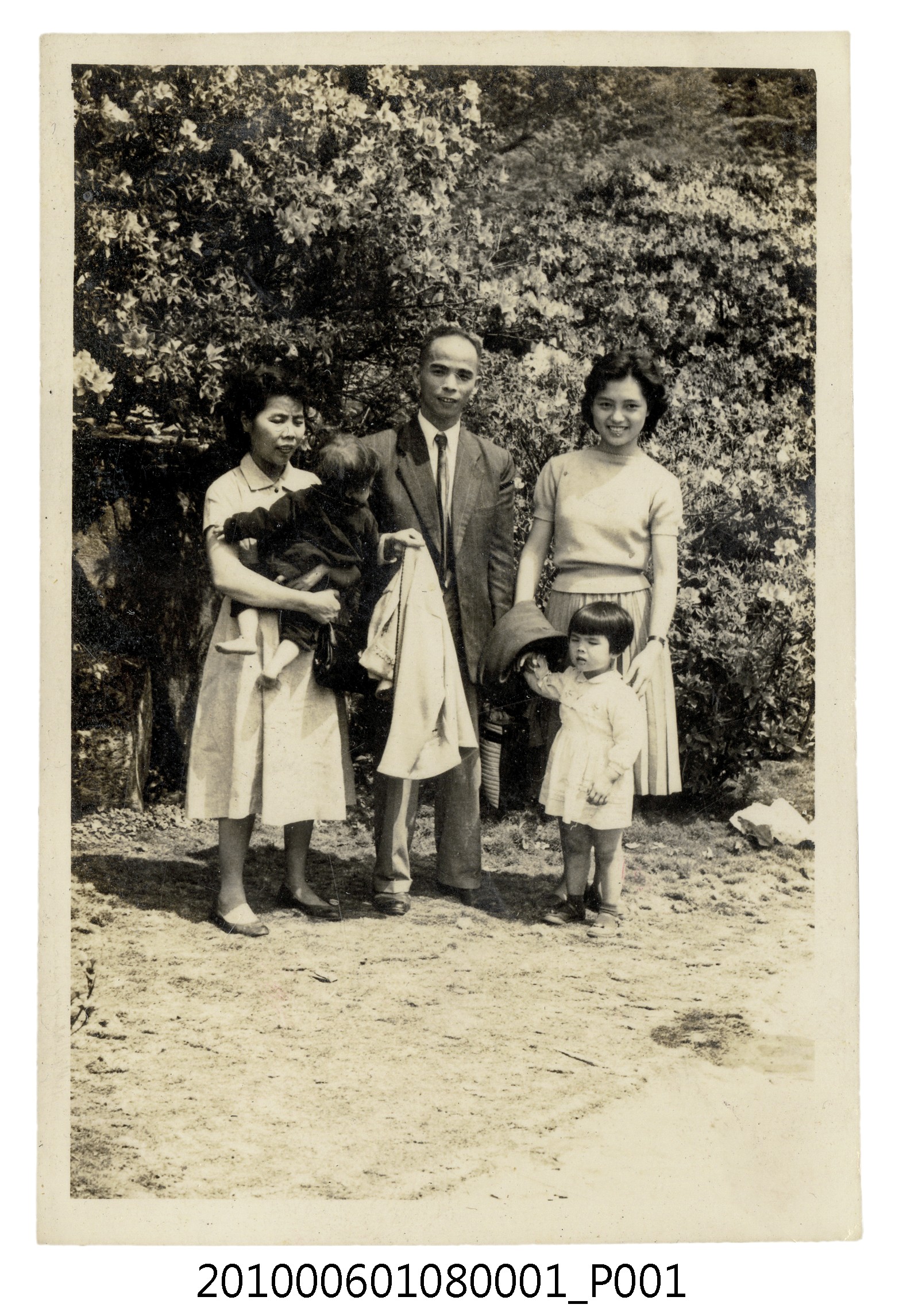 1959年4月曹恕與妻兒等人合照 (共2張)