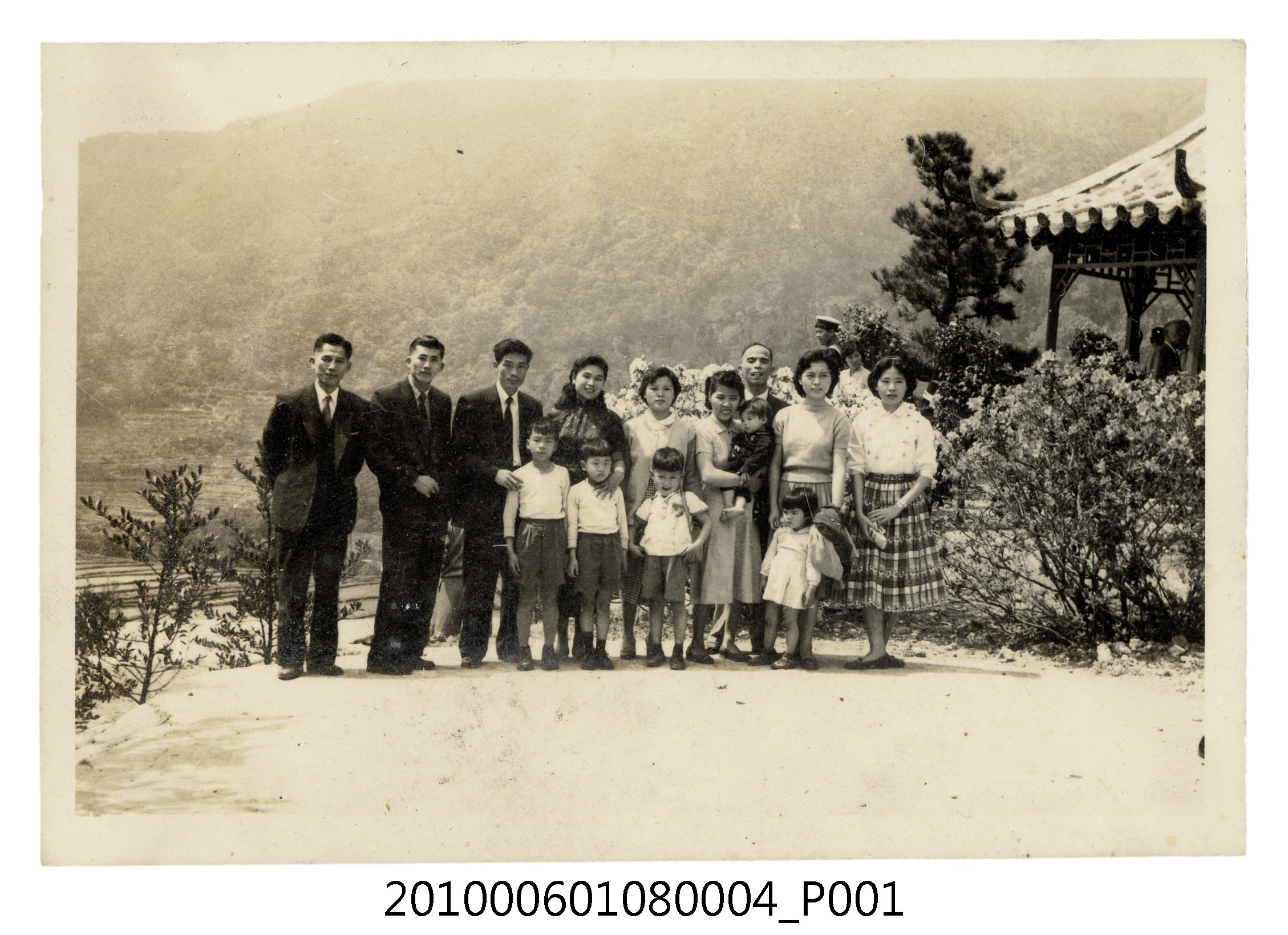 1959年4月曹恕與妻兒等人合照 (共2張)