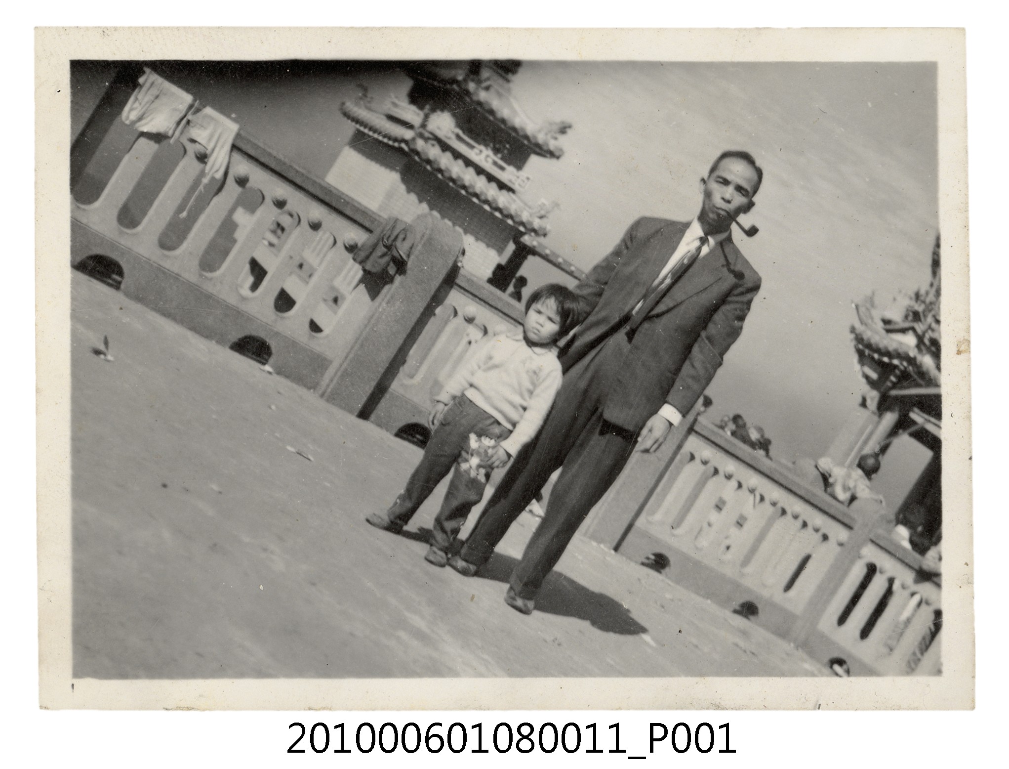 1960年2月曹恕與女兒合照 (共2張)