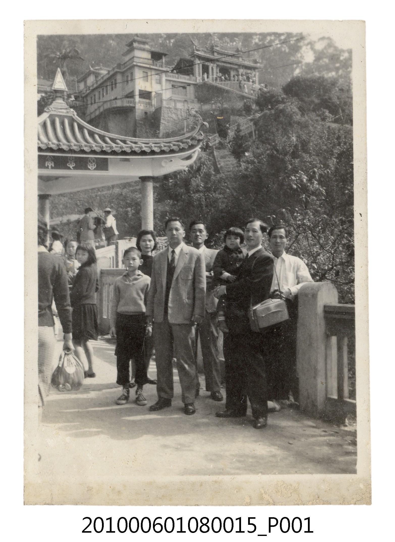 1960年2月曹靖子等七人於思恩亭前合照 (共2張)