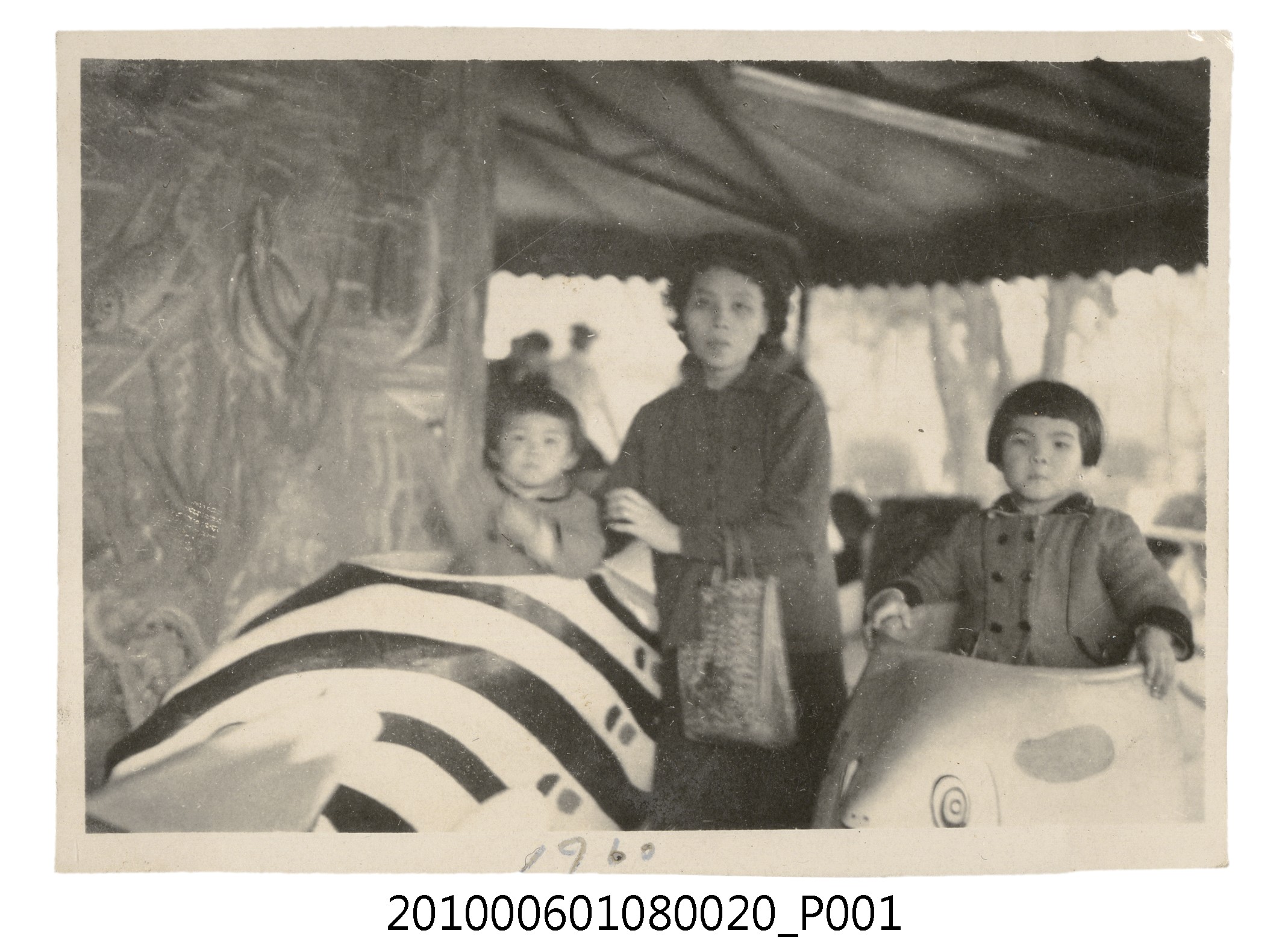 一九六0年農曆正月初六曹恕妻兒遊兒童樂園5 (共2張)