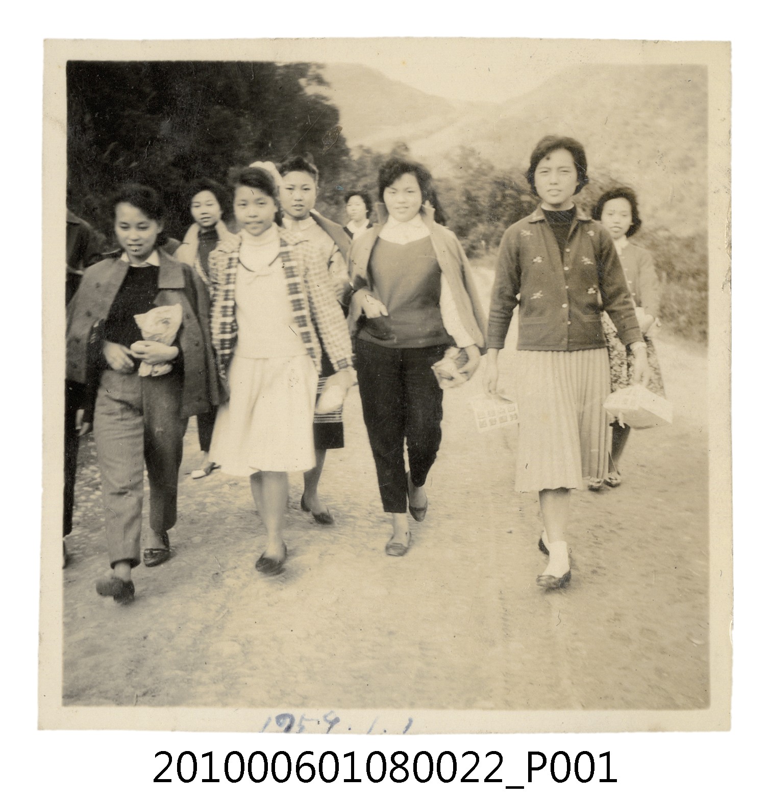 1959.1.1多人行進剪影 (共2張)