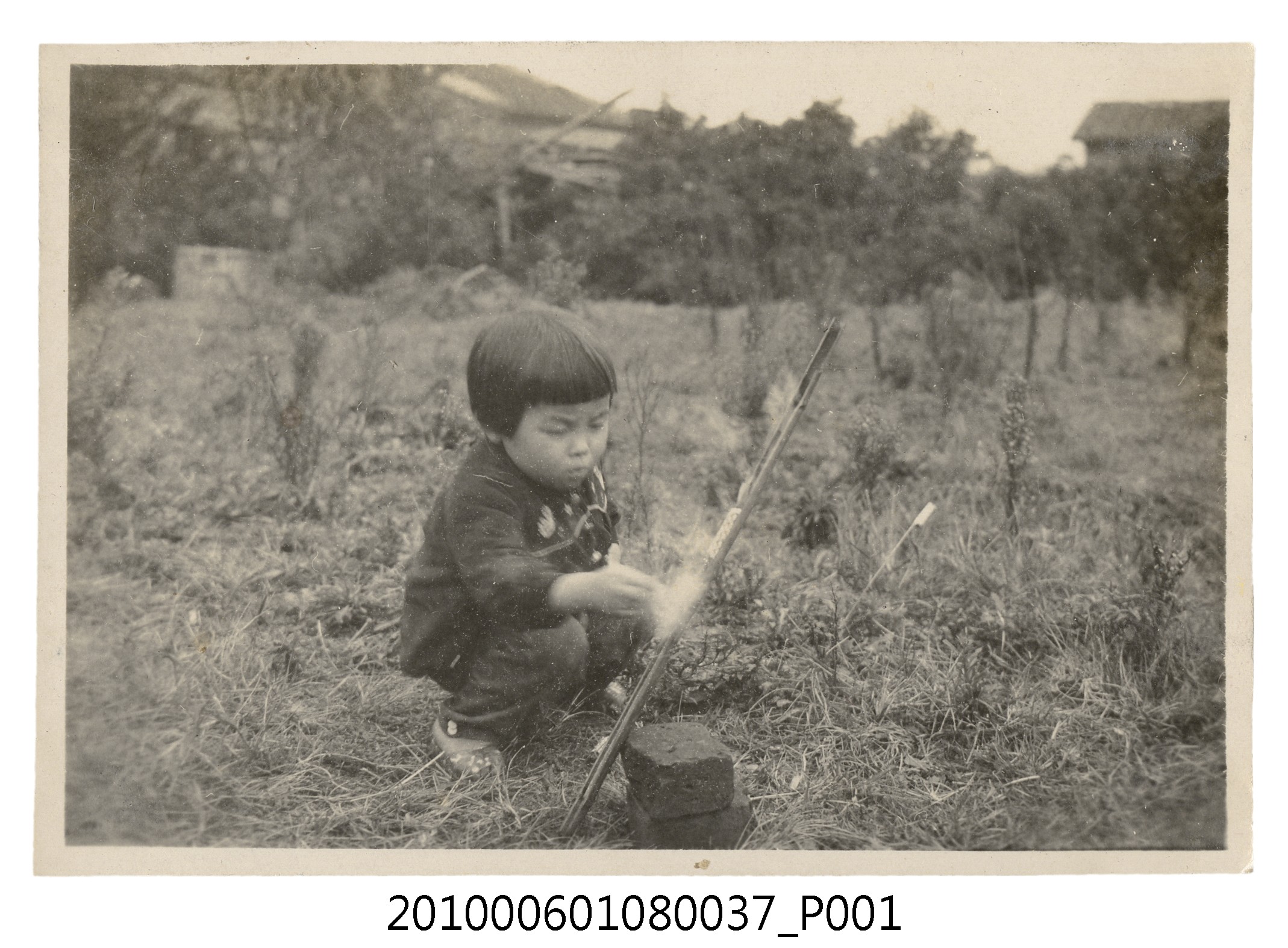 1961年2月曹恕妻兒放鞭炮剪影2 (共2張)