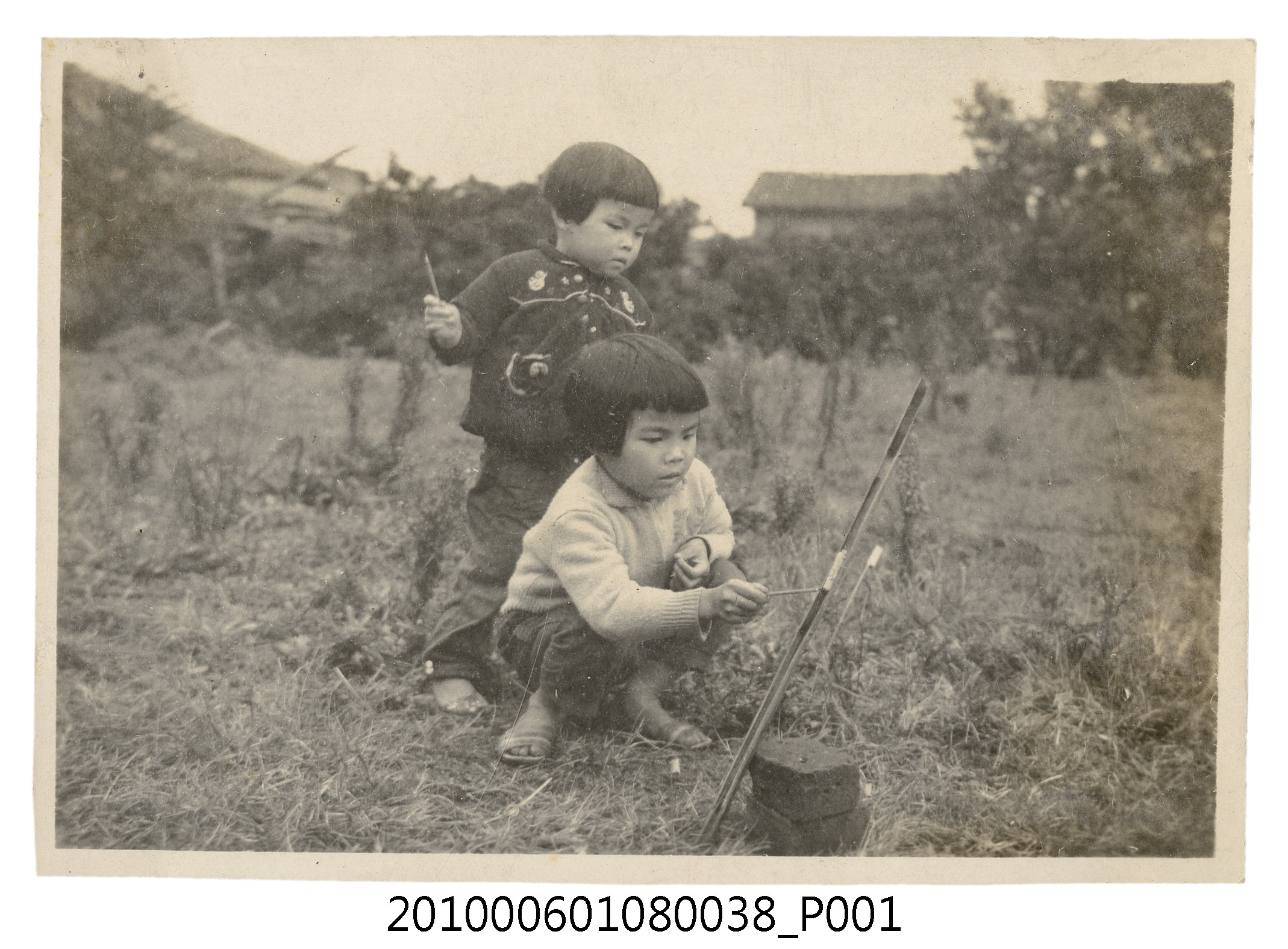 1961年2月曹恕妻兒放鞭炮剪影3 (共2張)