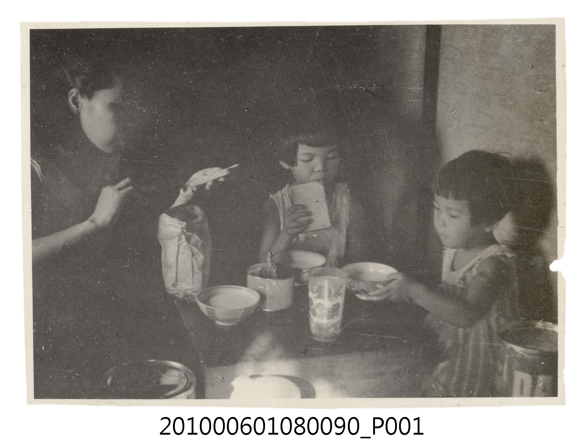 曹恕妻兒用餐剪影 (共2張)