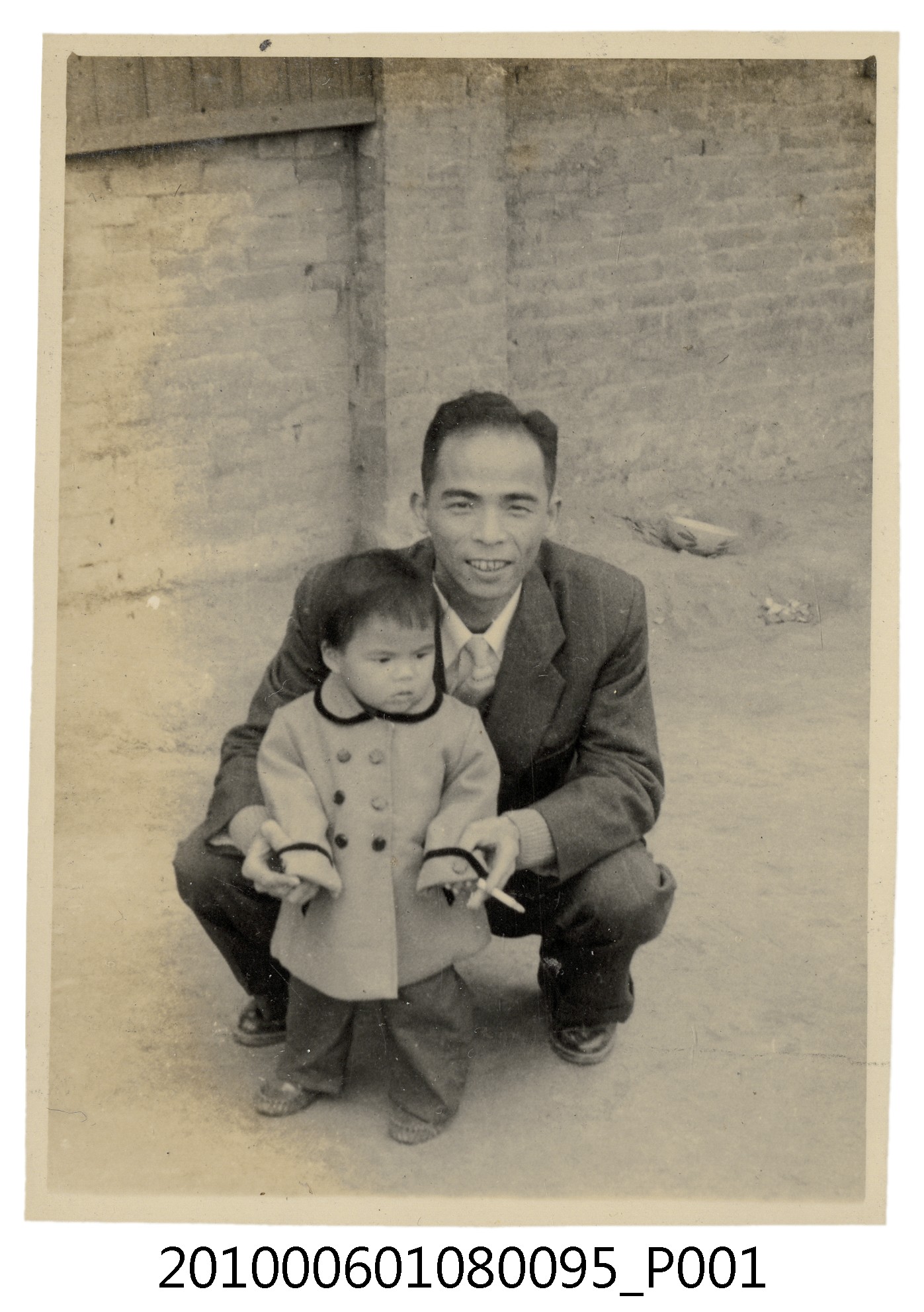 1957年元旦曹恕與兒童合照 (共2張)