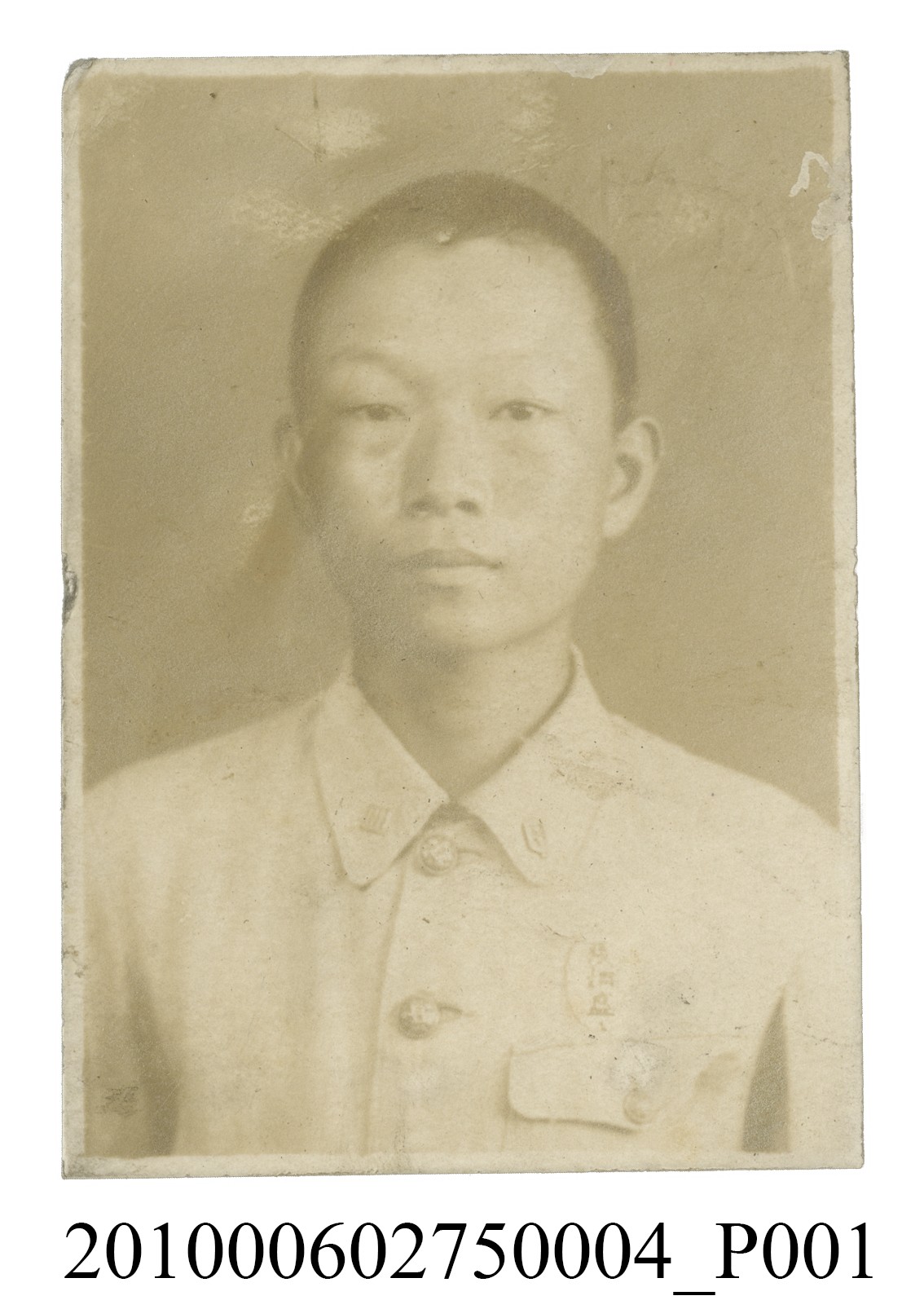 男學生理平頭穿著制服拍攝之半身正面照 (共2張)