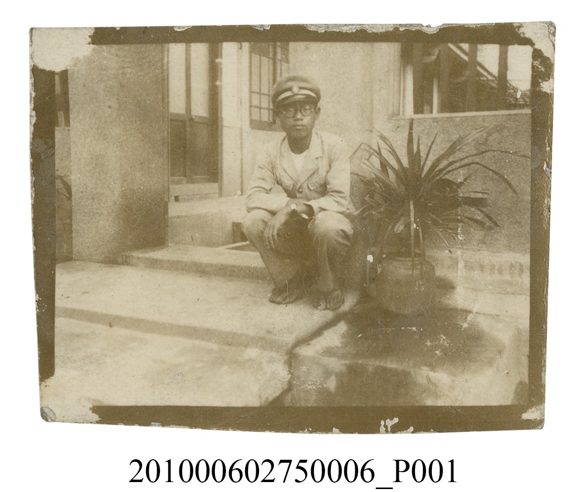 一戴帽男子蹲在臺階獨影之照片 (共2張)