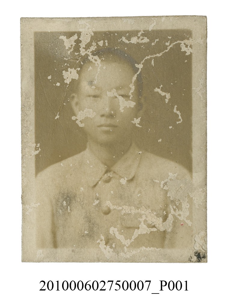 男學生理平頭穿著制服拍攝之半身正面照 (共2張)