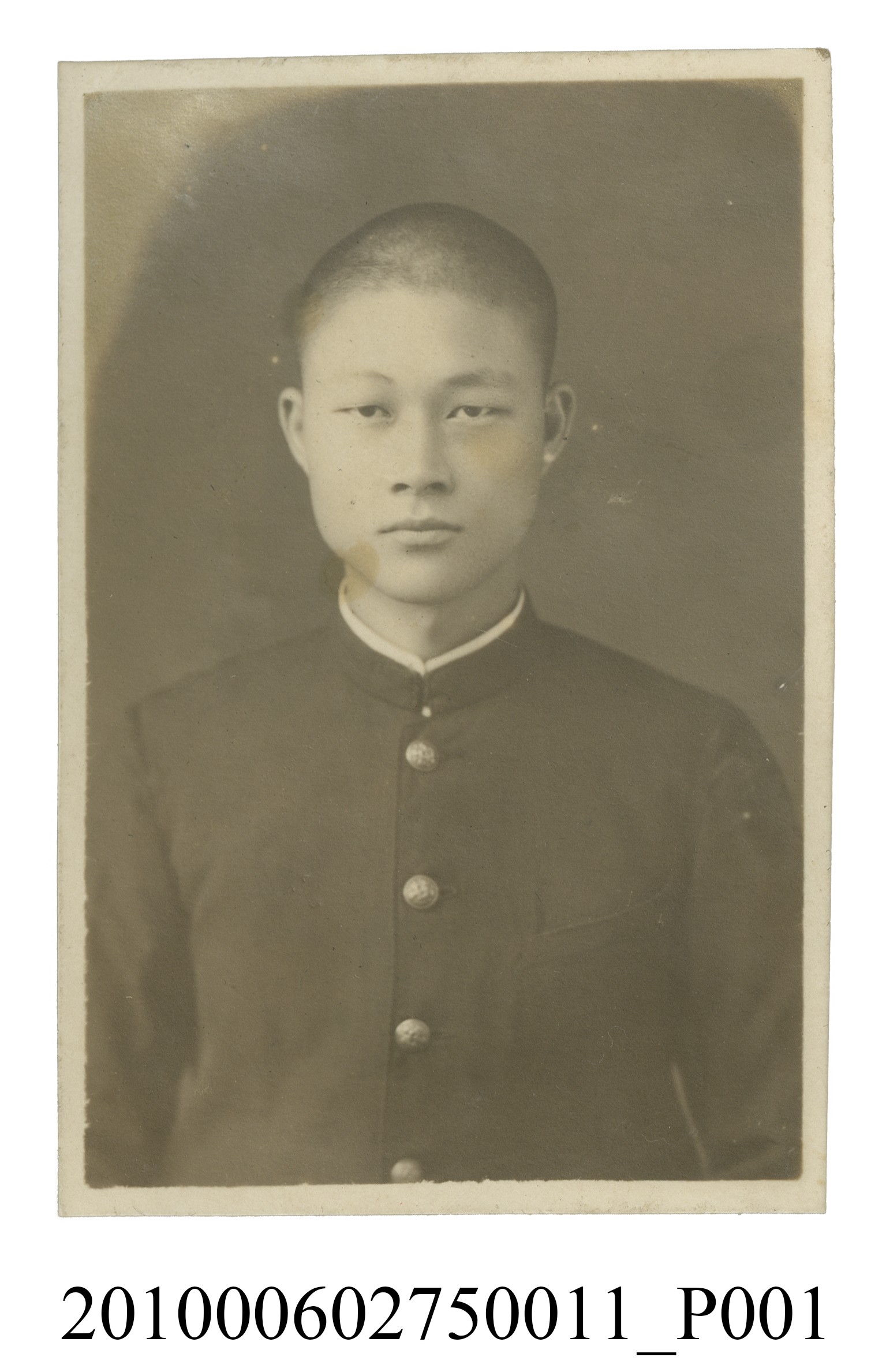 男學生理平頭穿著制服之半身正面照 (共2張)