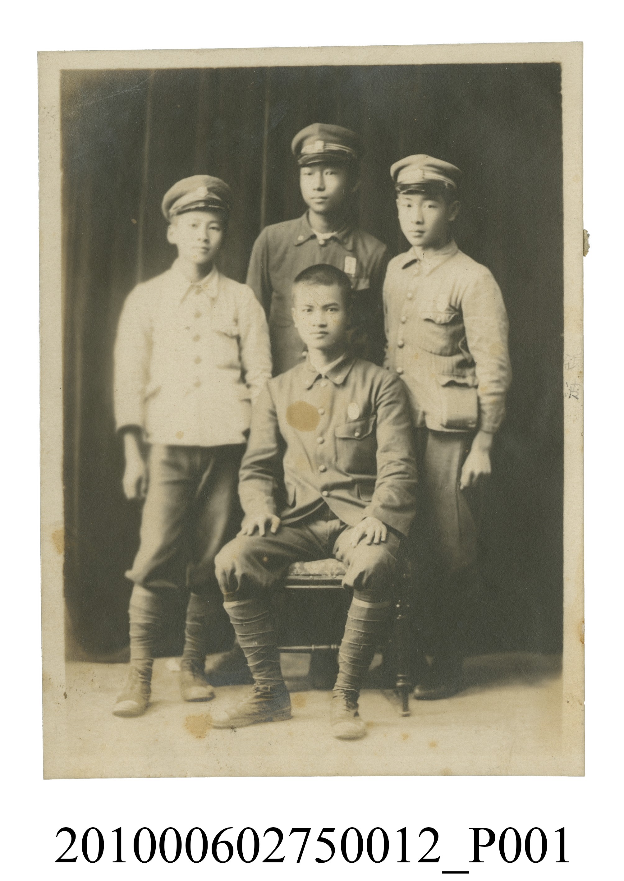四位男學生穿著制服合照 (共2張)