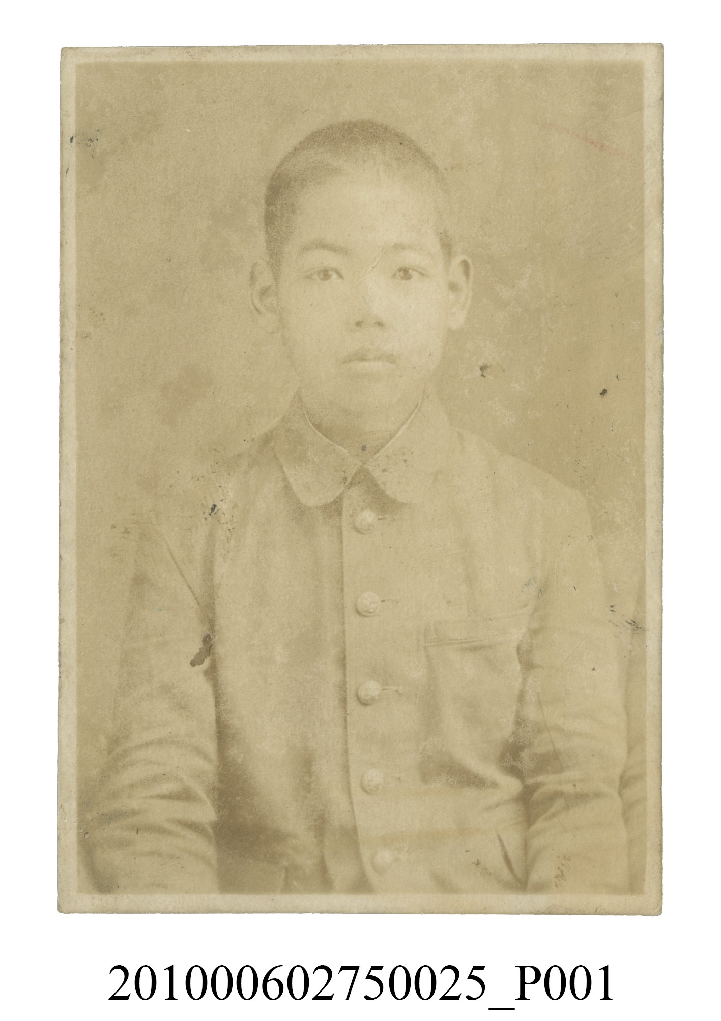男學生理平頭穿著制服之半身正面照 (共2張)