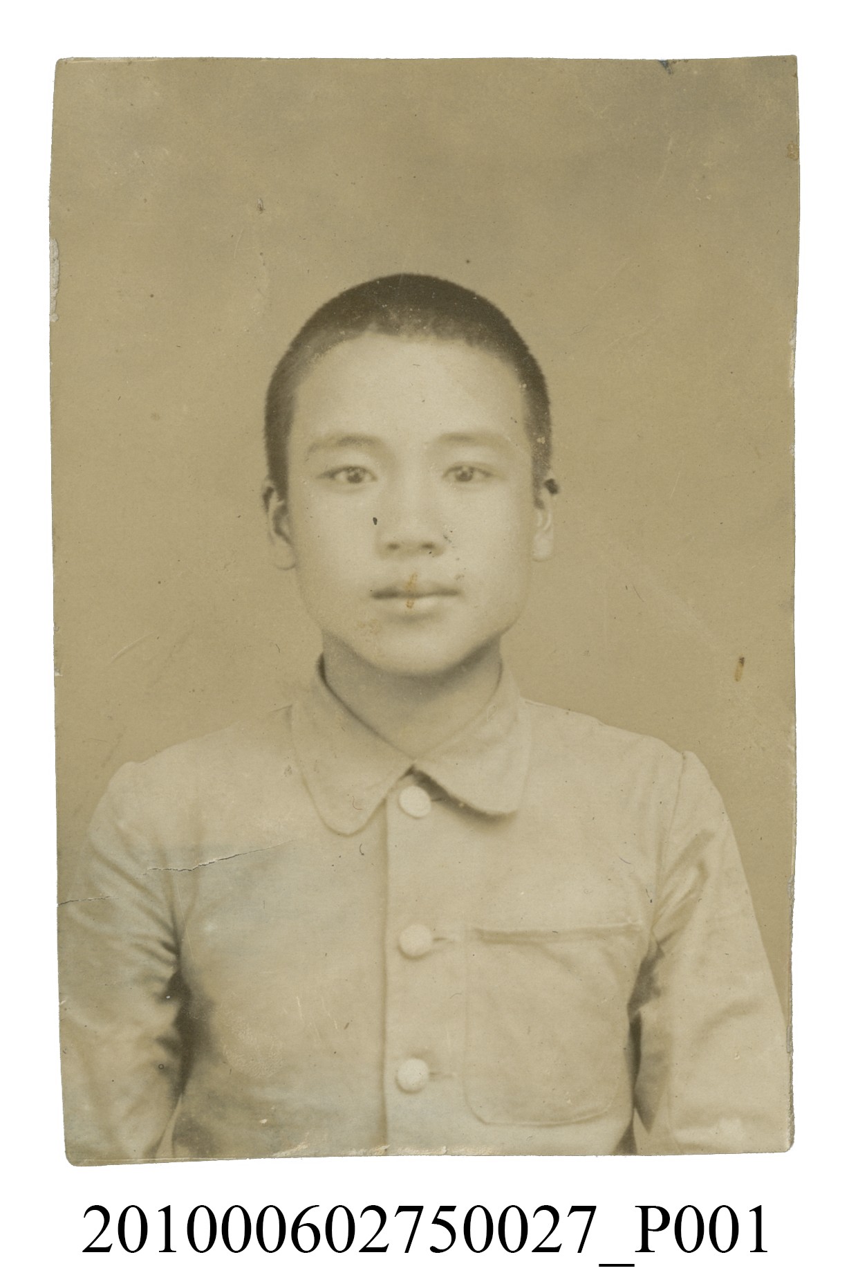 男學生理平頭穿著制服之半身正面照 (共2張)