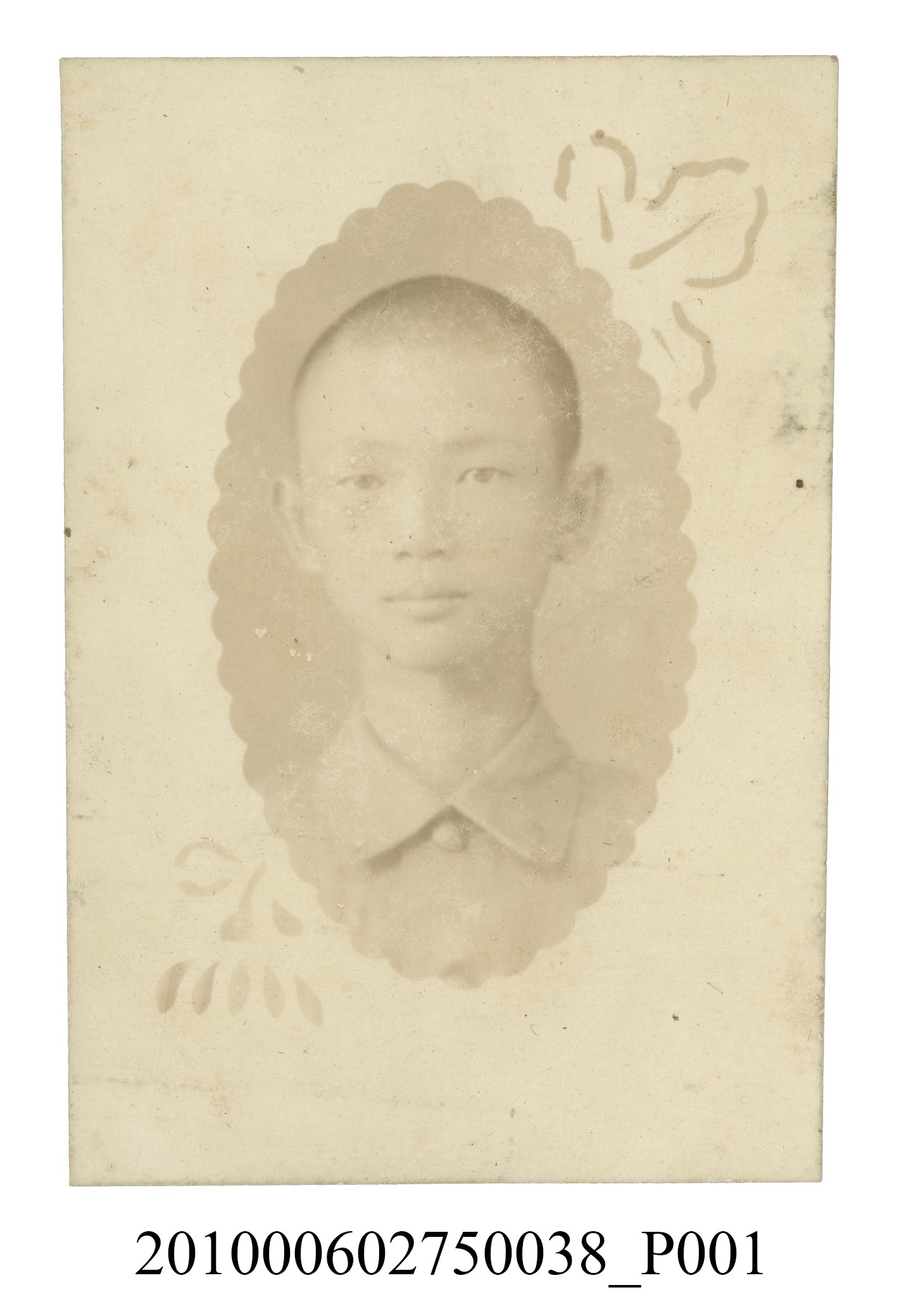 男學生理平頭穿著制服之半身正面照 (共2張)