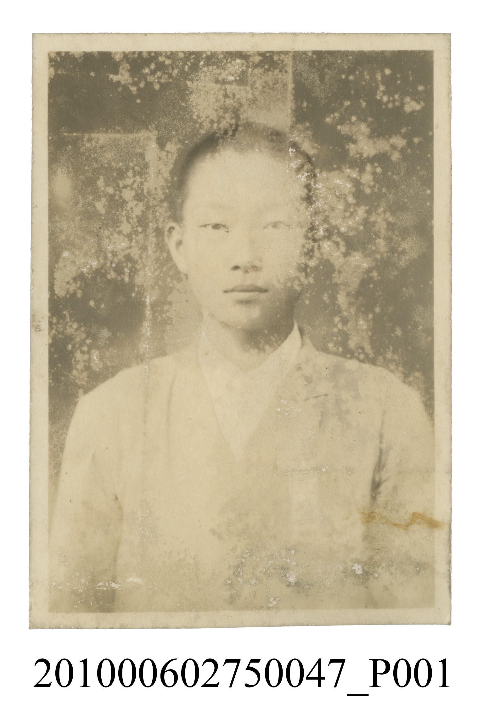 男學生理平頭穿著制服之半身正面照 (共2張)