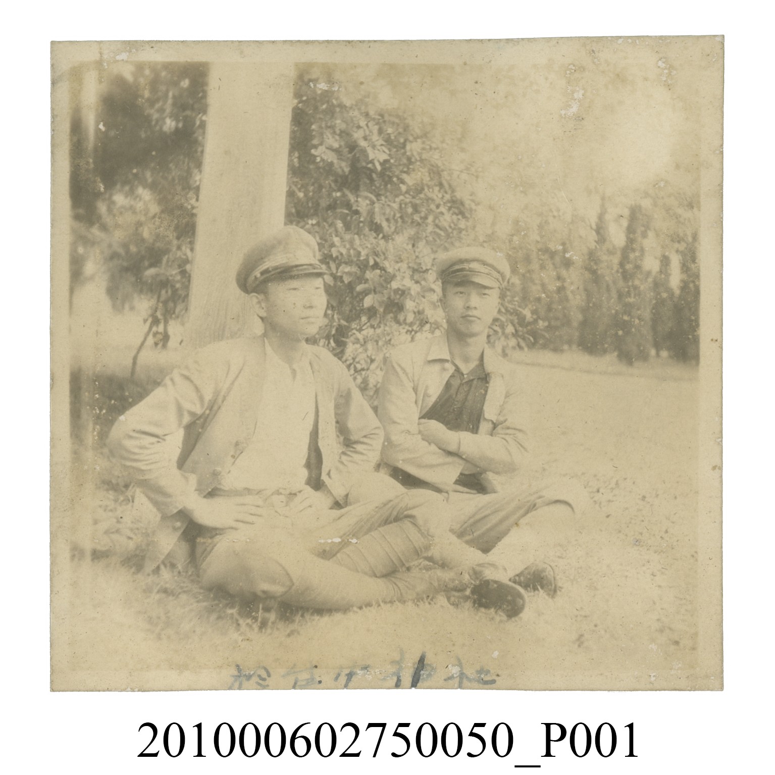 二位男子於臺中神社合照 (共2張)