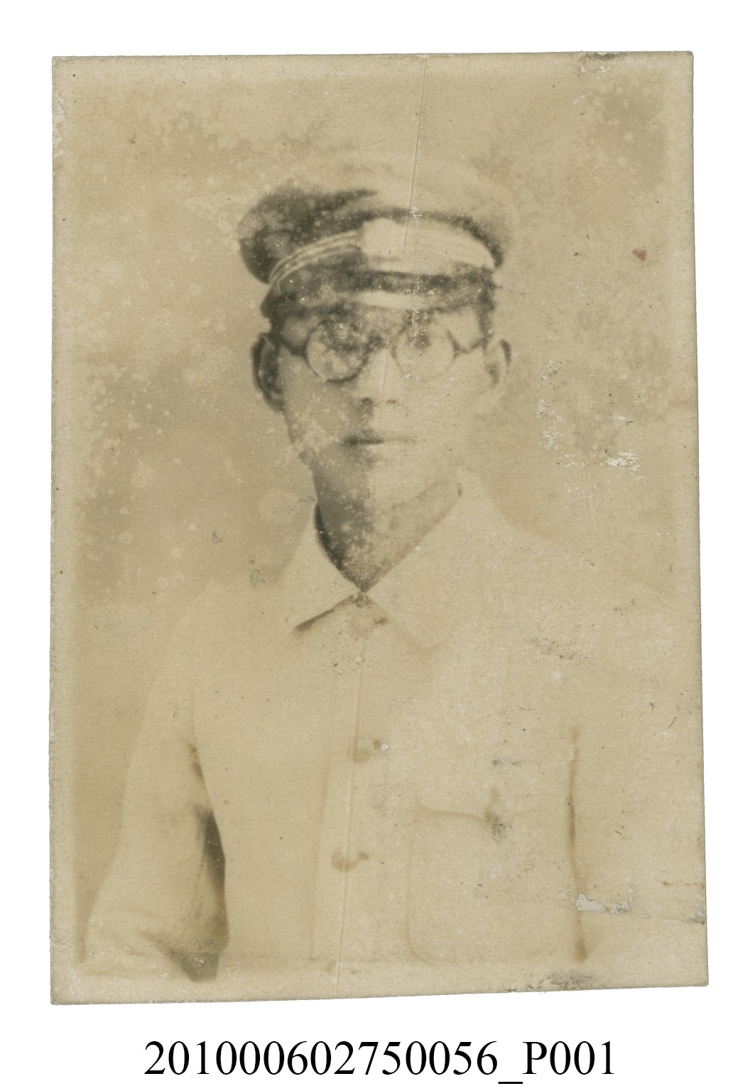 男學生戴制帽穿著制服之半身正面照 (共2張)