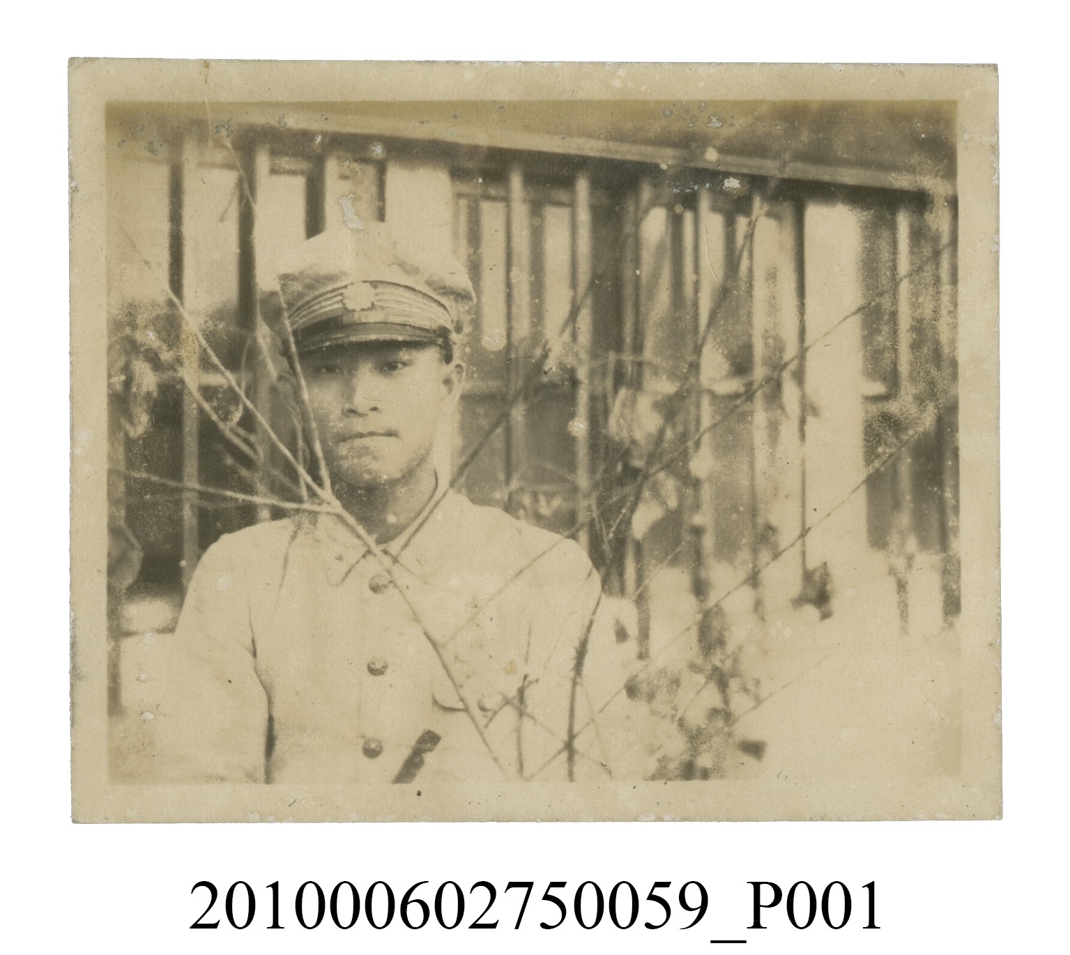 男子獨照 (共2張)