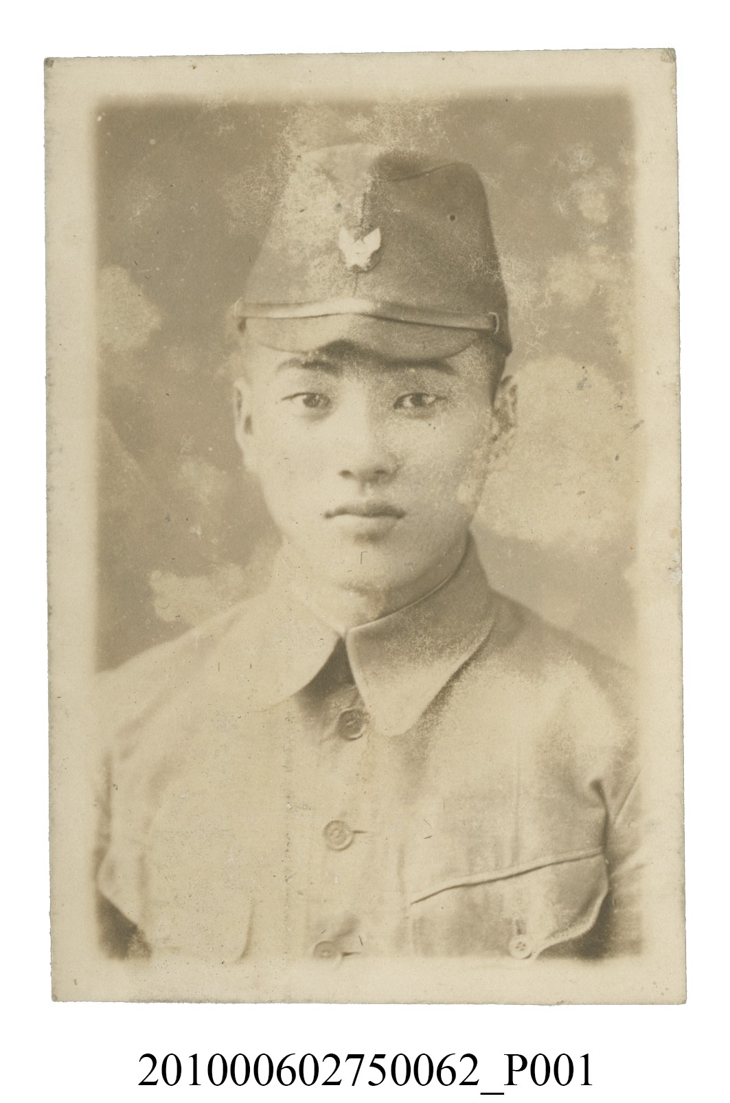 男學生戴軍帽穿著制服之半身正面照 (共2張)