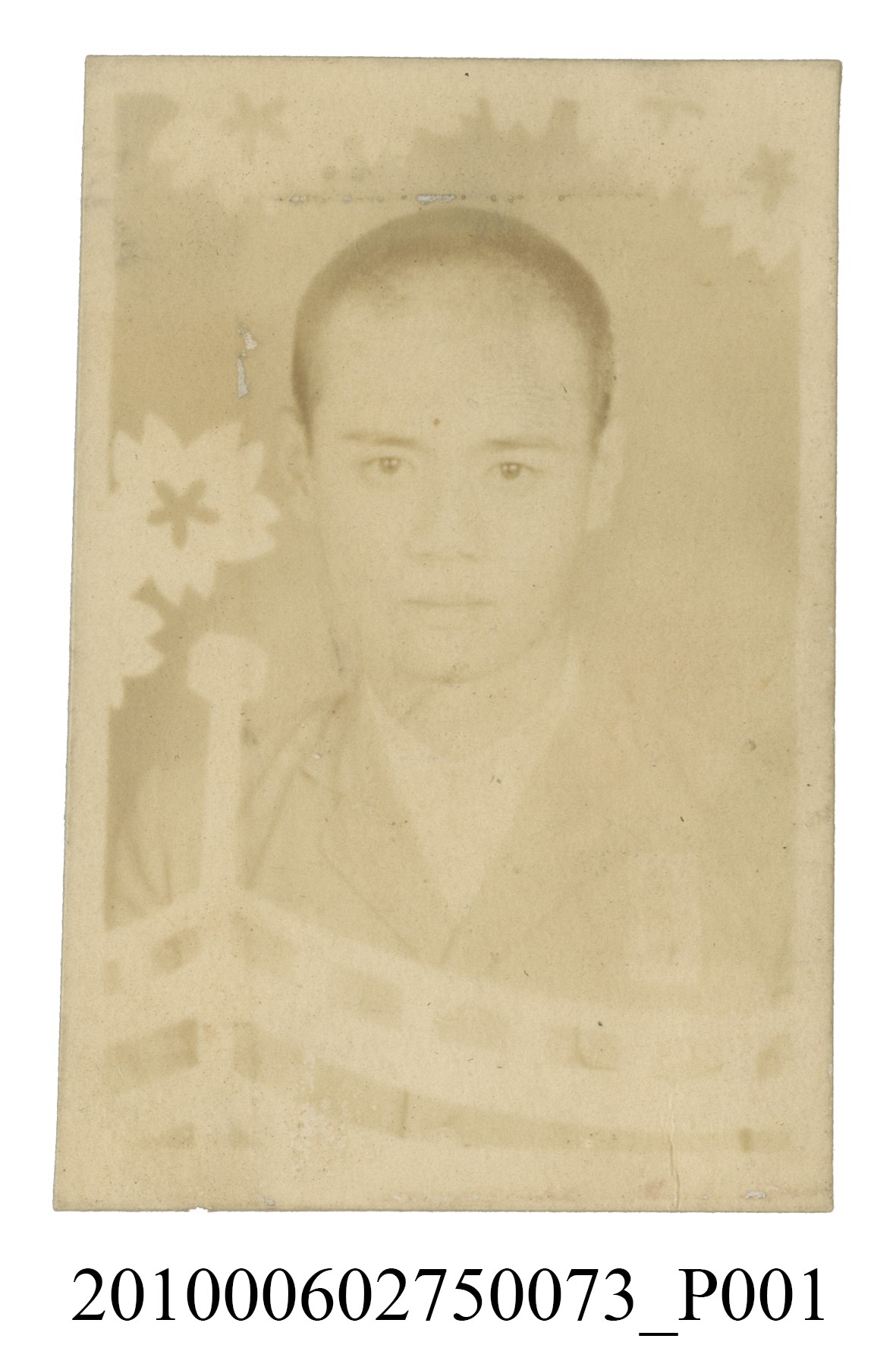 男學生理平頭穿著制服之半身正面照 (共2張)