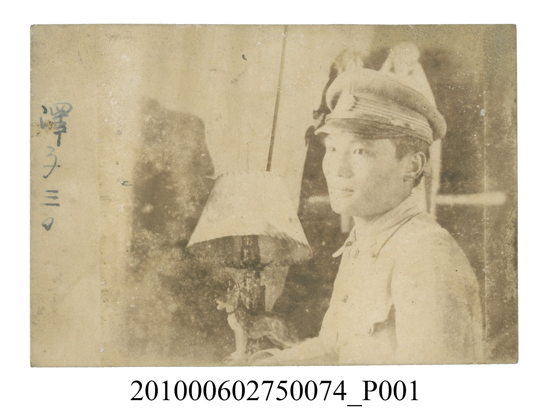 男子獨照 (共2張)