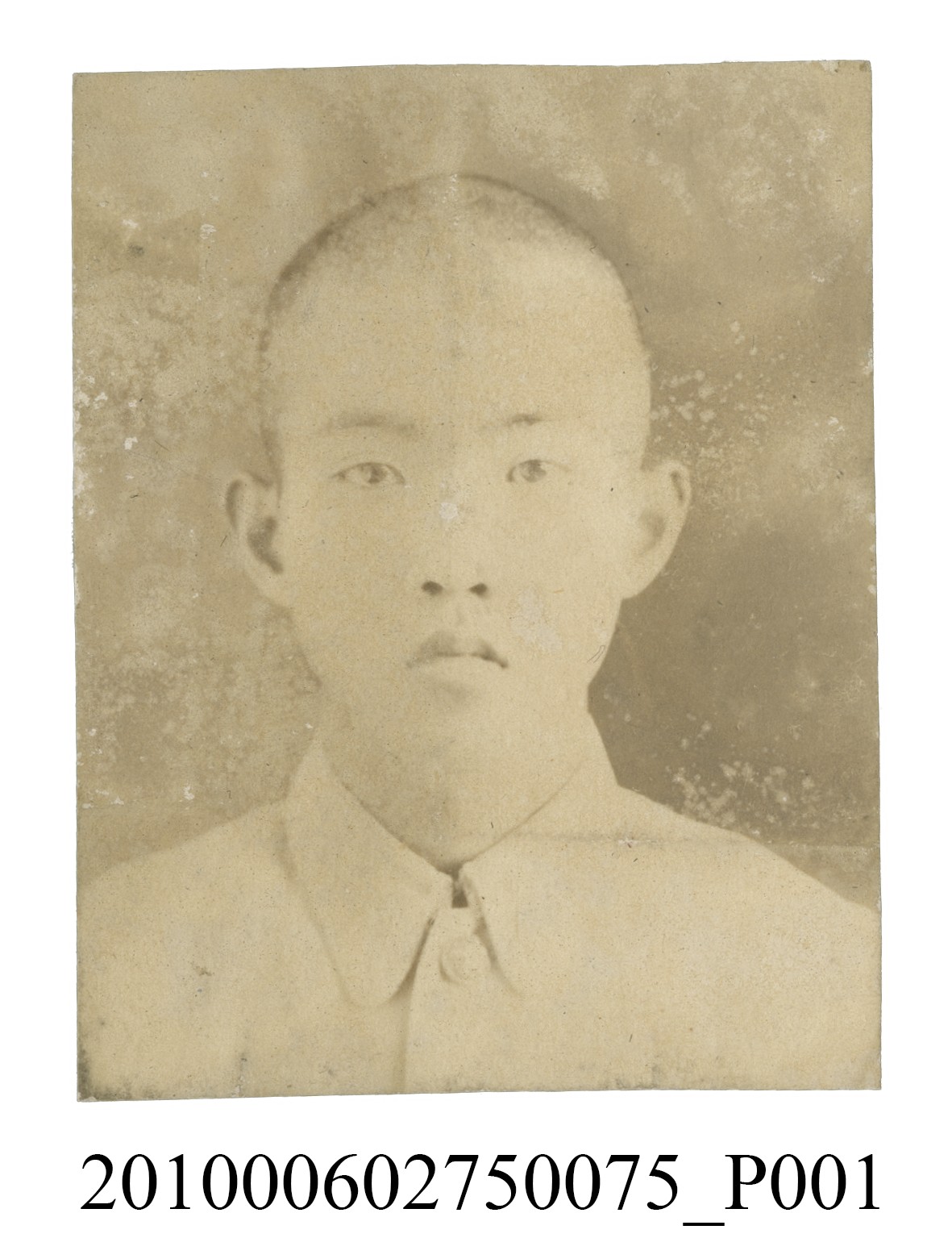 男學生理平頭穿著制服之半身正面照 (共2張)