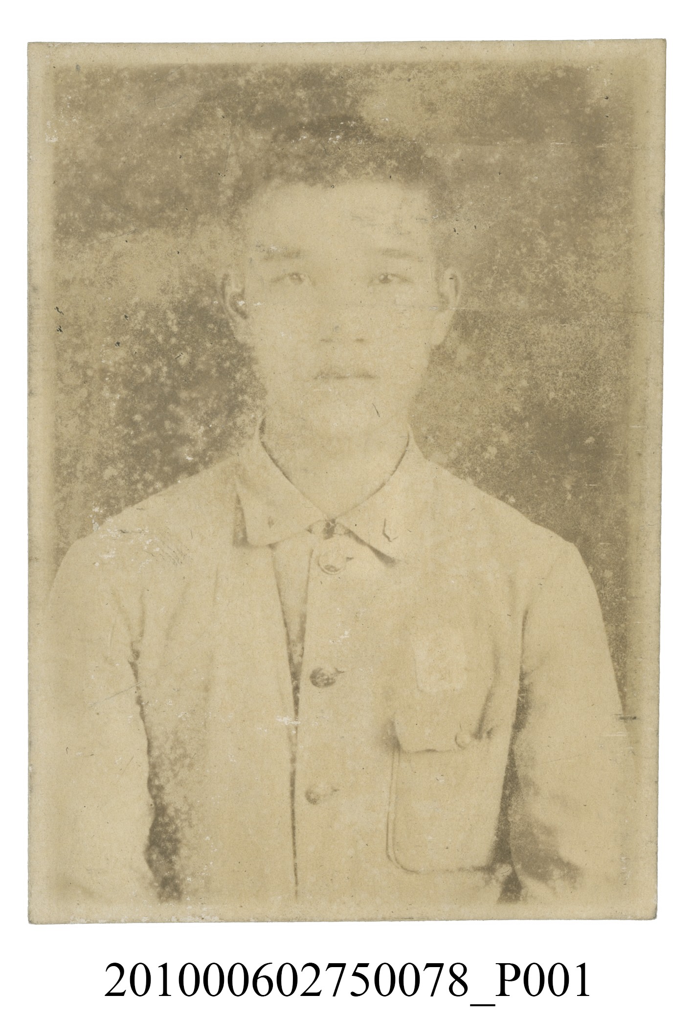 男學生理平頭穿著制服之半身正面照 (共2張)