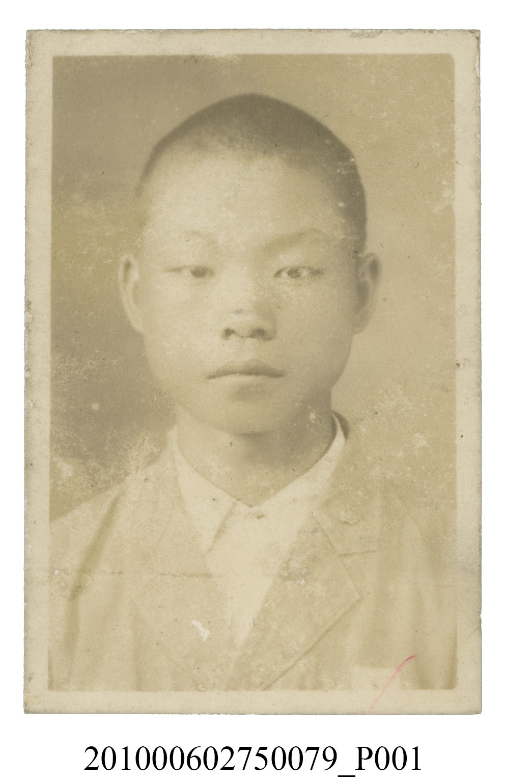 男學生理平頭穿著制服之半身正面照 (共2張)