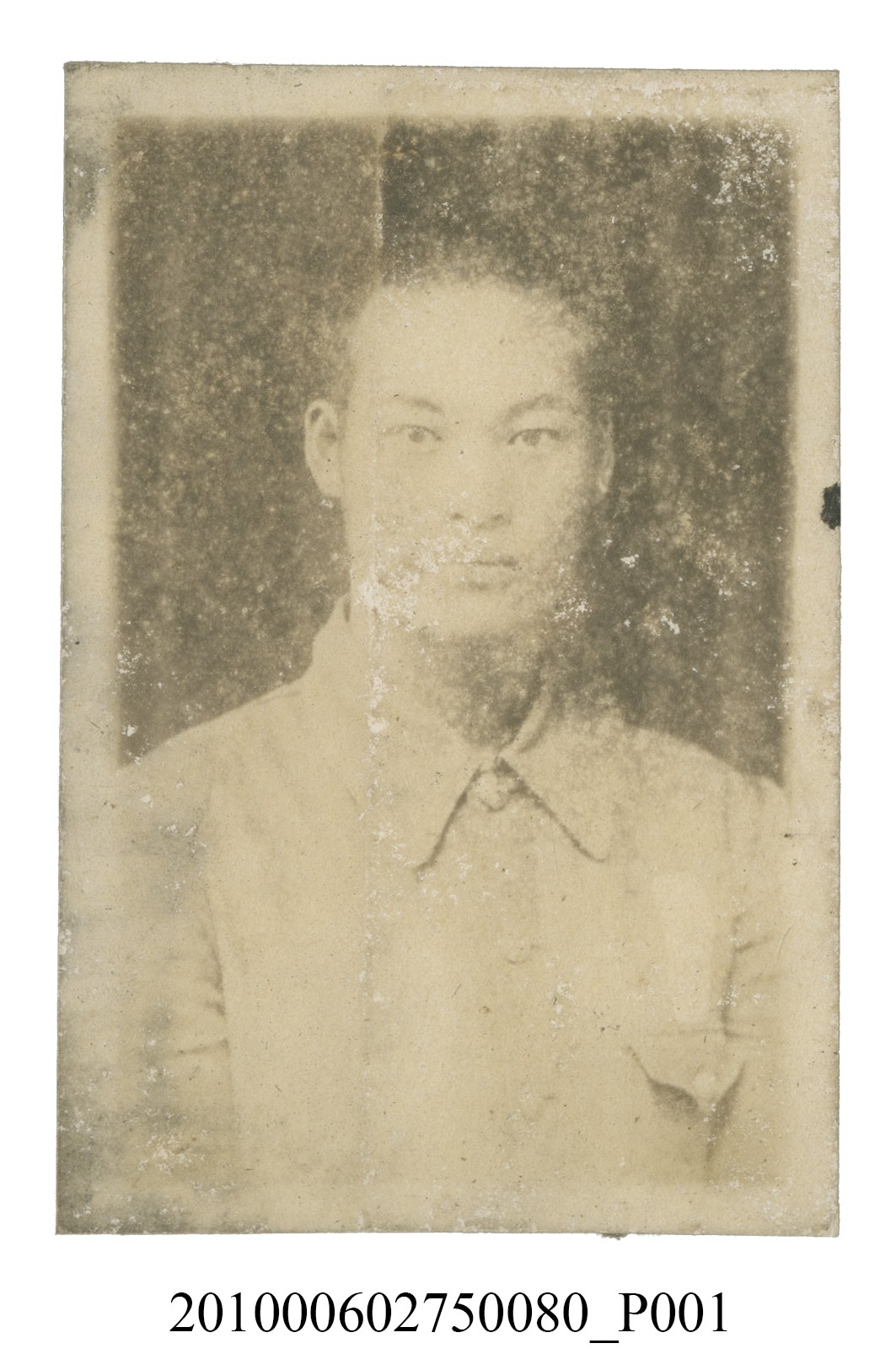 男學生理平頭穿著制服之半身正面照 (共2張)
