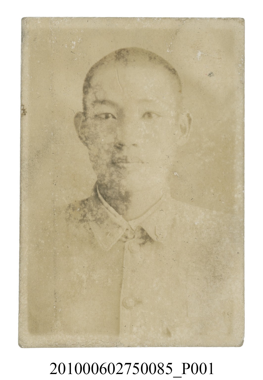 男學生理平頭穿著制服之半身正面照 (共2張)