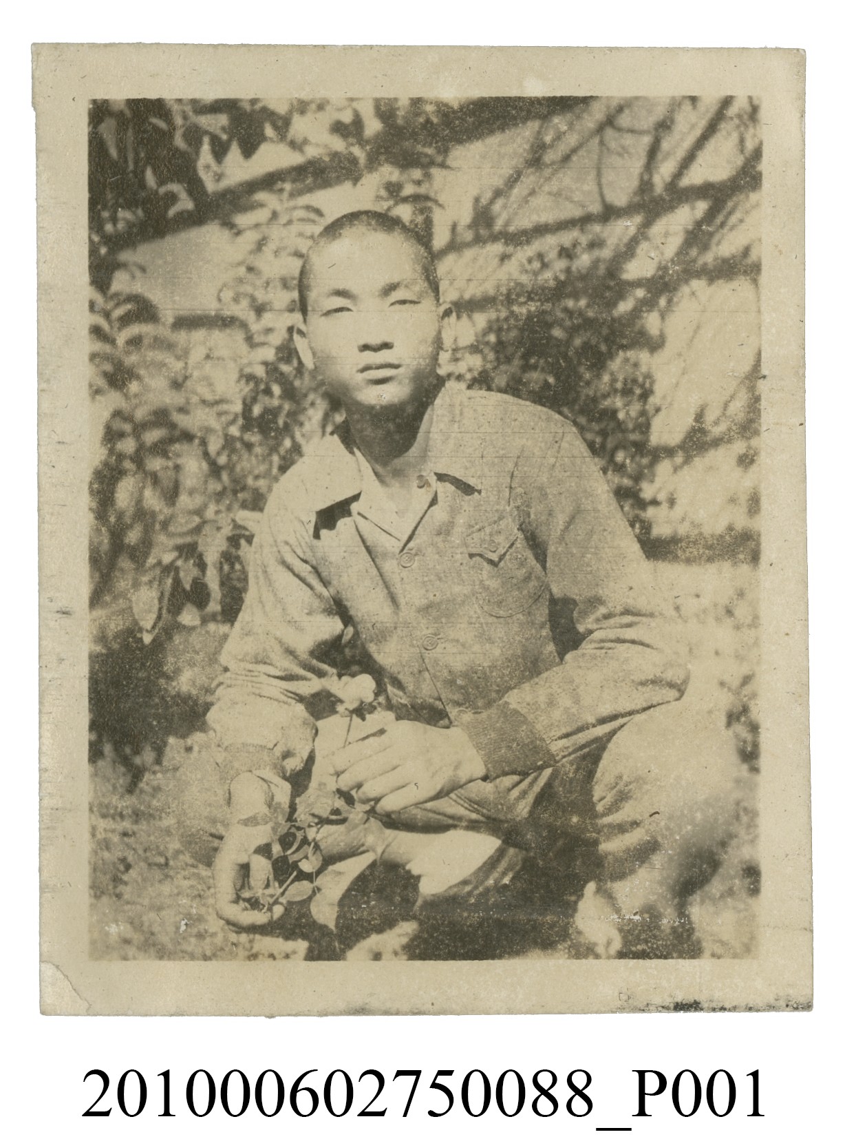 男子獨照 (共2張)