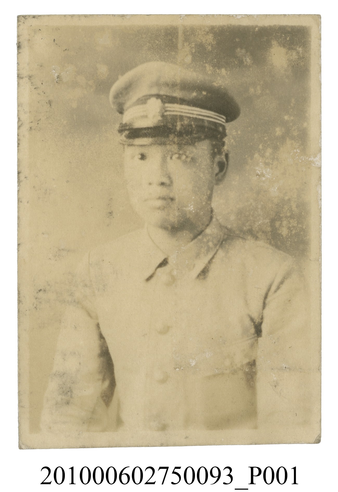 男學生戴制帽穿著制服之半身側面照 (共2張)