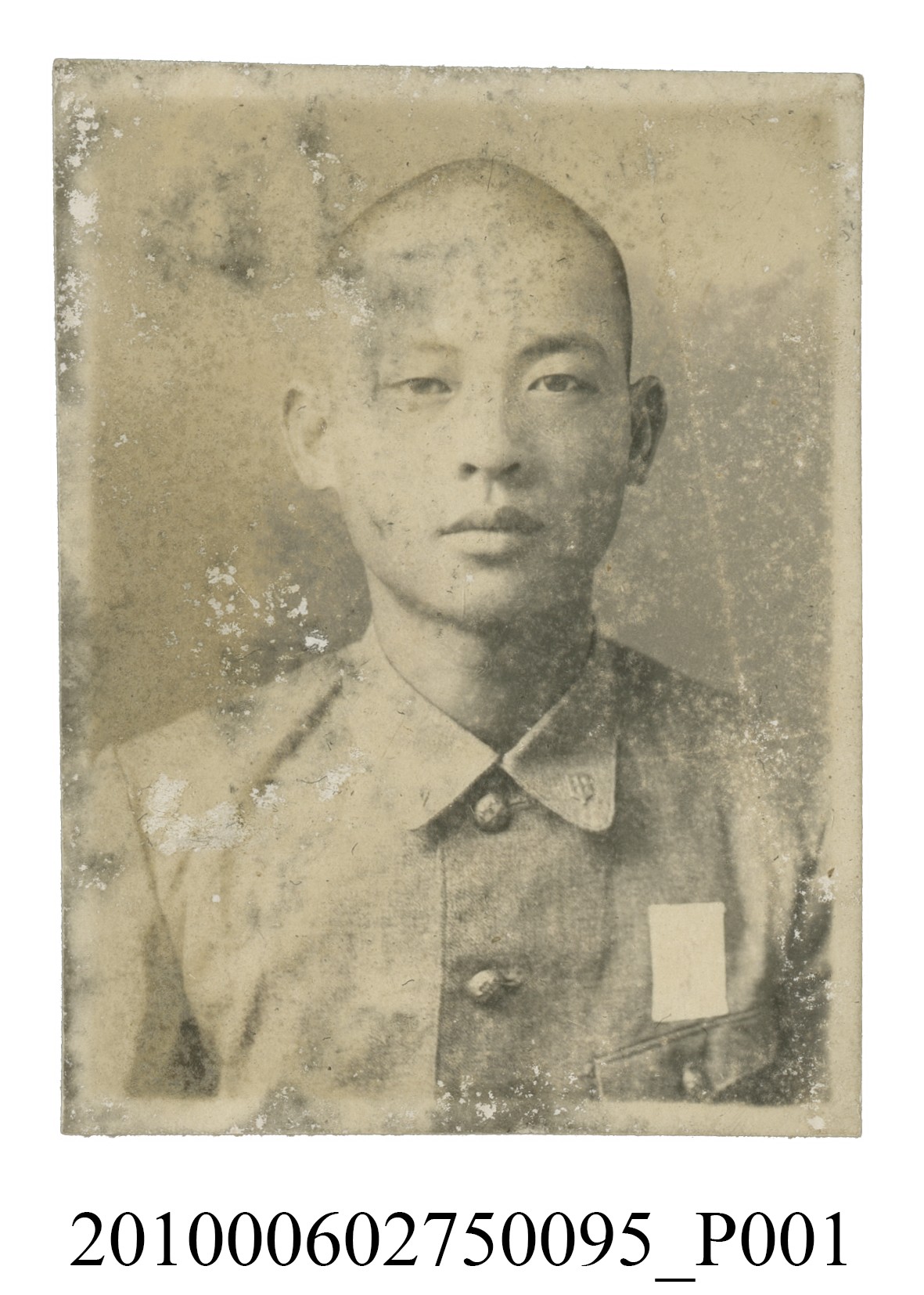男學生理平頭穿著制服之半身正面照 (共2張)