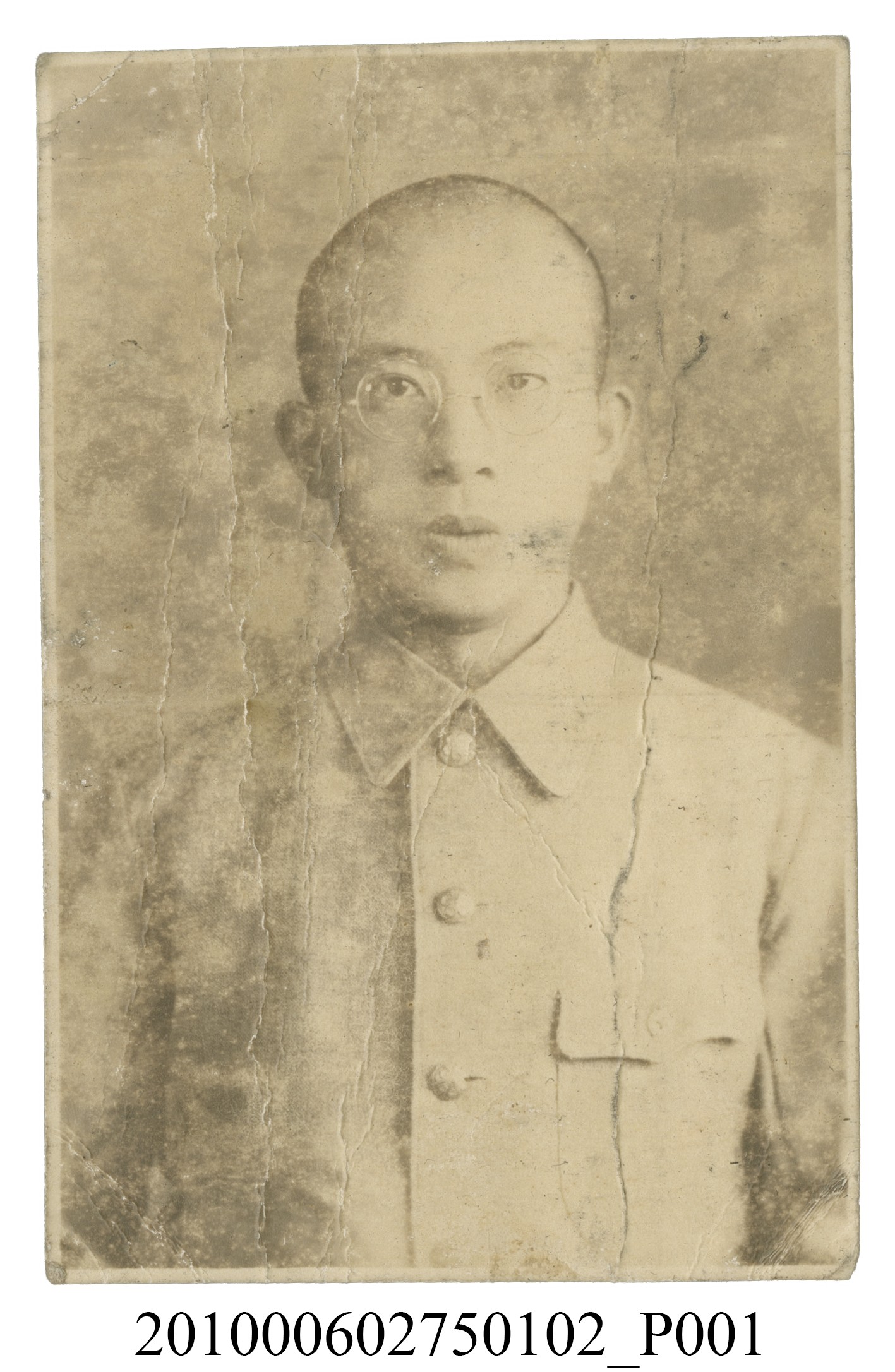 男學生理平頭穿著制服之半身正面照 (共2張)