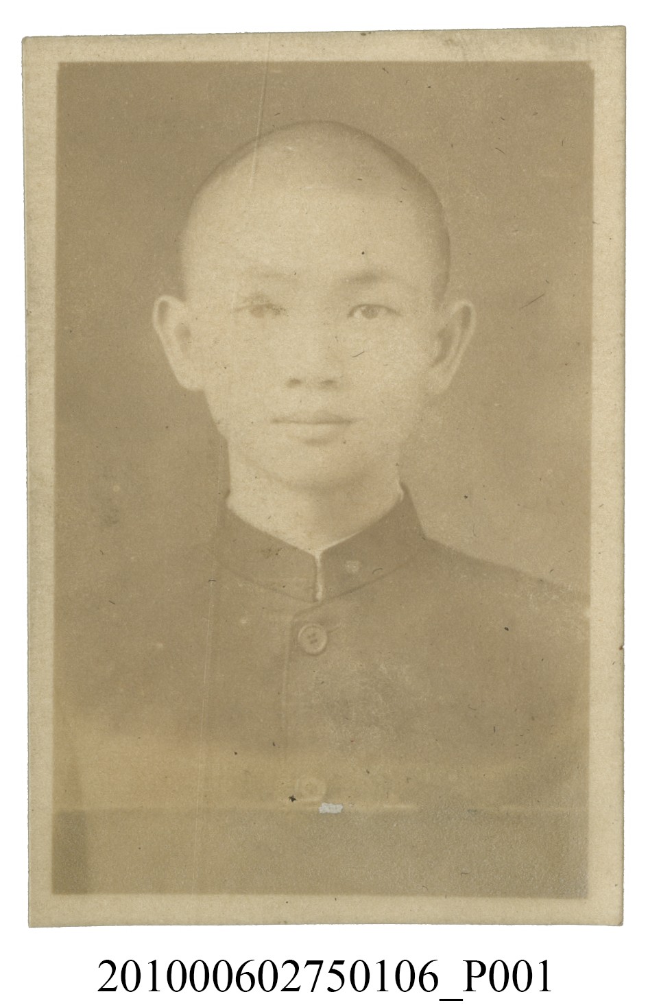男學生理平頭穿著制服之半身正面照 (共2張)