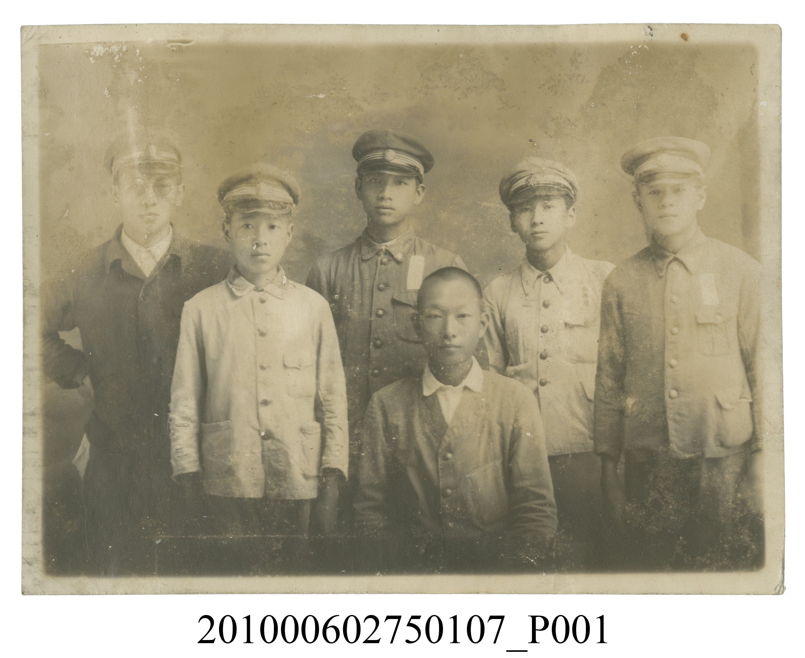 六位男子之合照 (共2張)