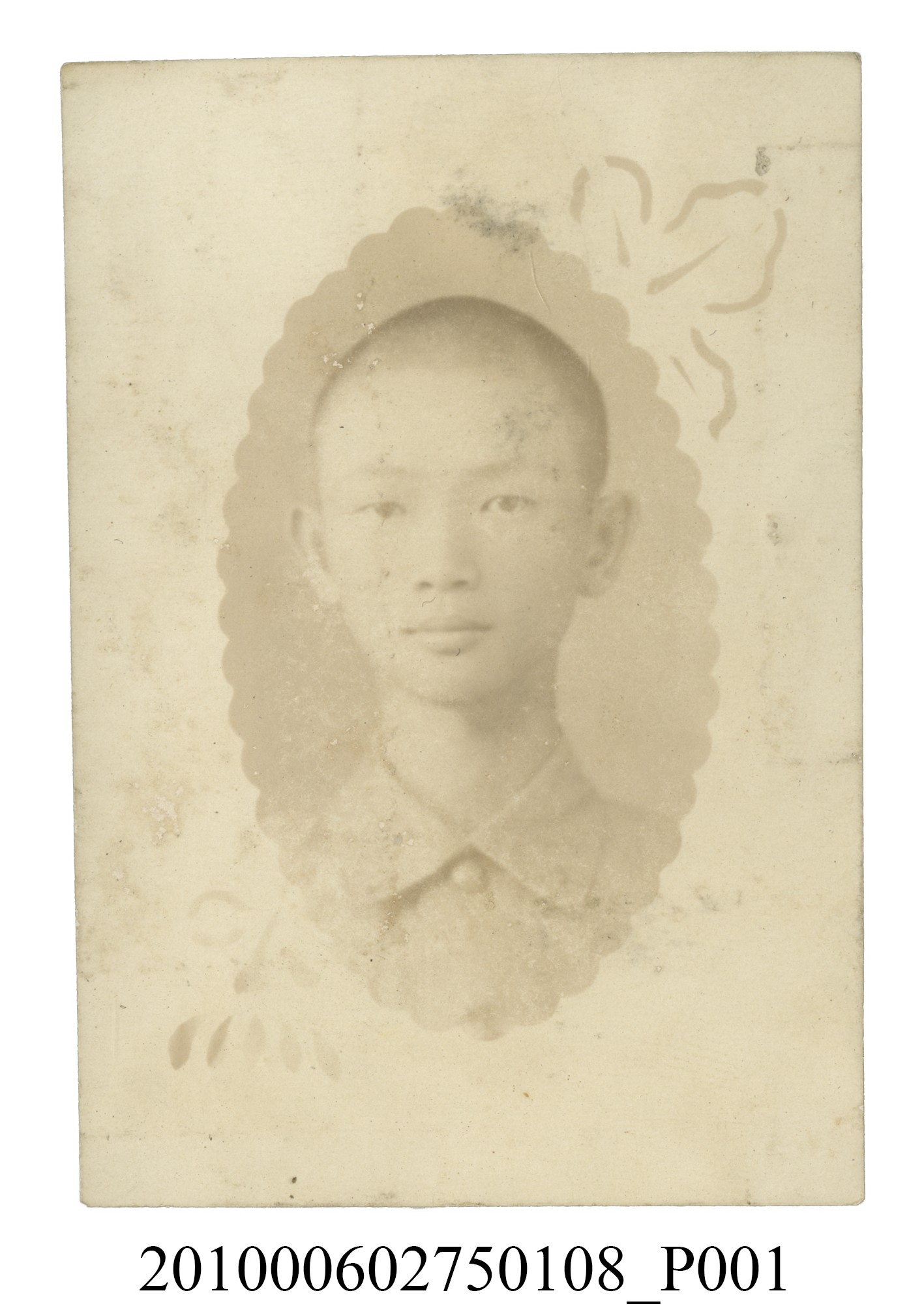男學生理平頭穿著制服之半身正面照 (共2張)