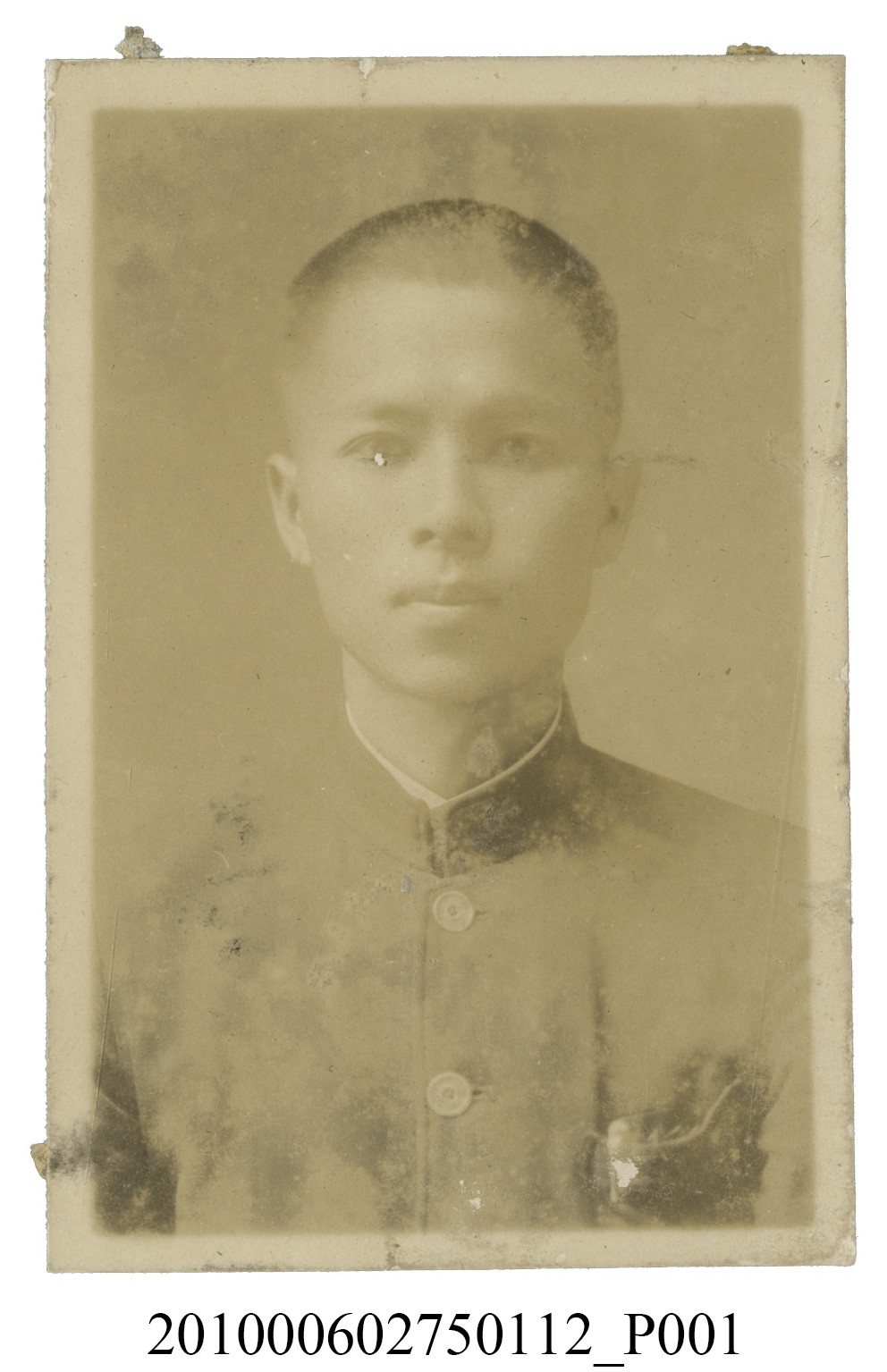 男學生理平頭穿著制服之半身正面照 (共2張)